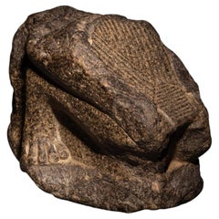 Ancienne Egypte Fond d'une sculpture agenouillée en granit noir
