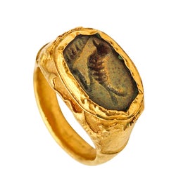 ANTICO EGITTO-PERSIA 300 a.C. Anello con sigillo calcografico in oro 23Kt e falcone in maiolica