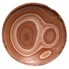 Plato de alabastro con bandas de color naranja y crema del Antiguo Egipto, período predinástico, hacia el 3000 a. C.