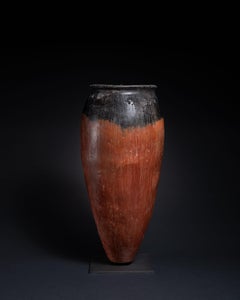 Antico vaso egiziano in ceramica a gradazione rossa e con tappo nero