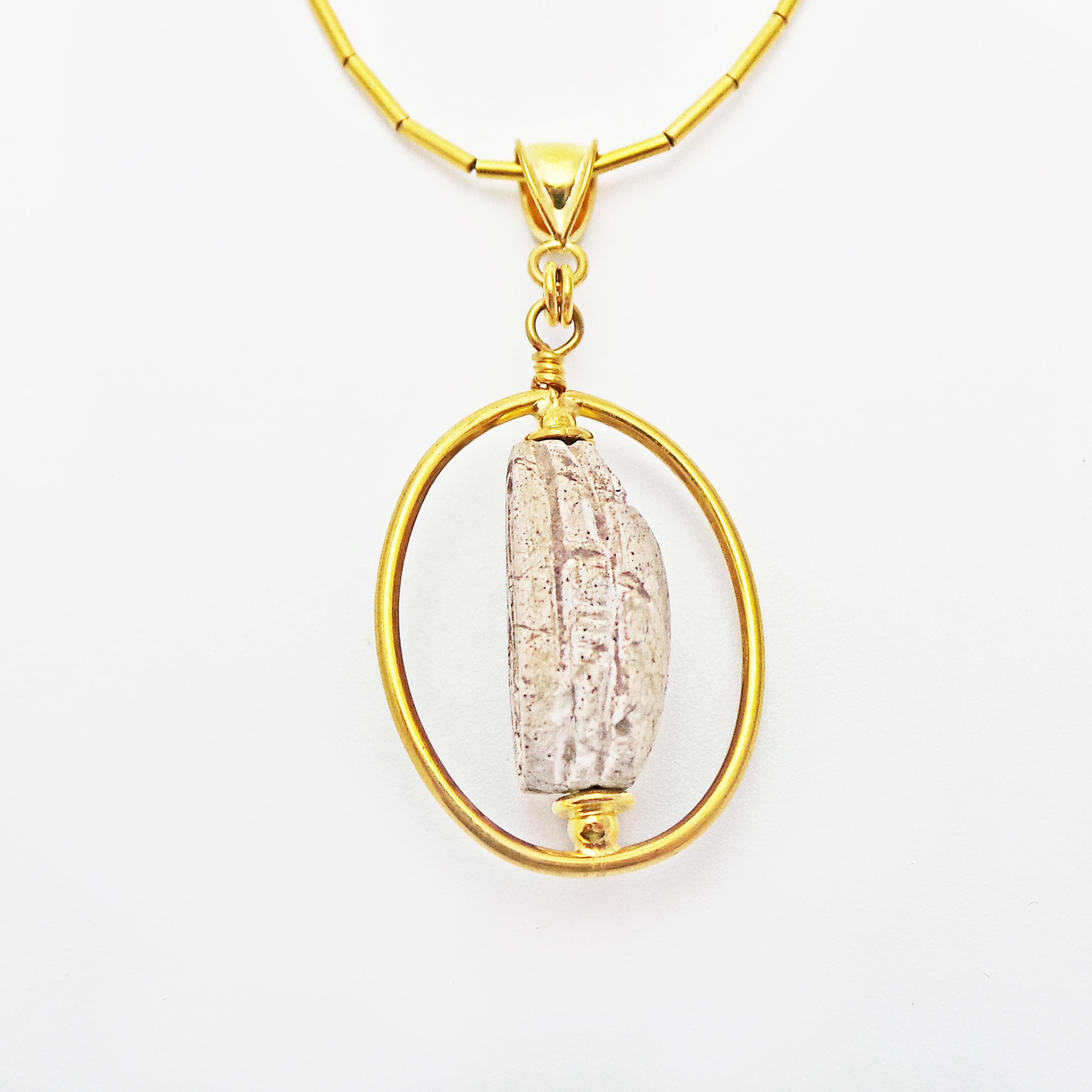 Contemporain Collier avec pendentif en or en forme de scarabée sculpté de l'Égypte ancienne en vente