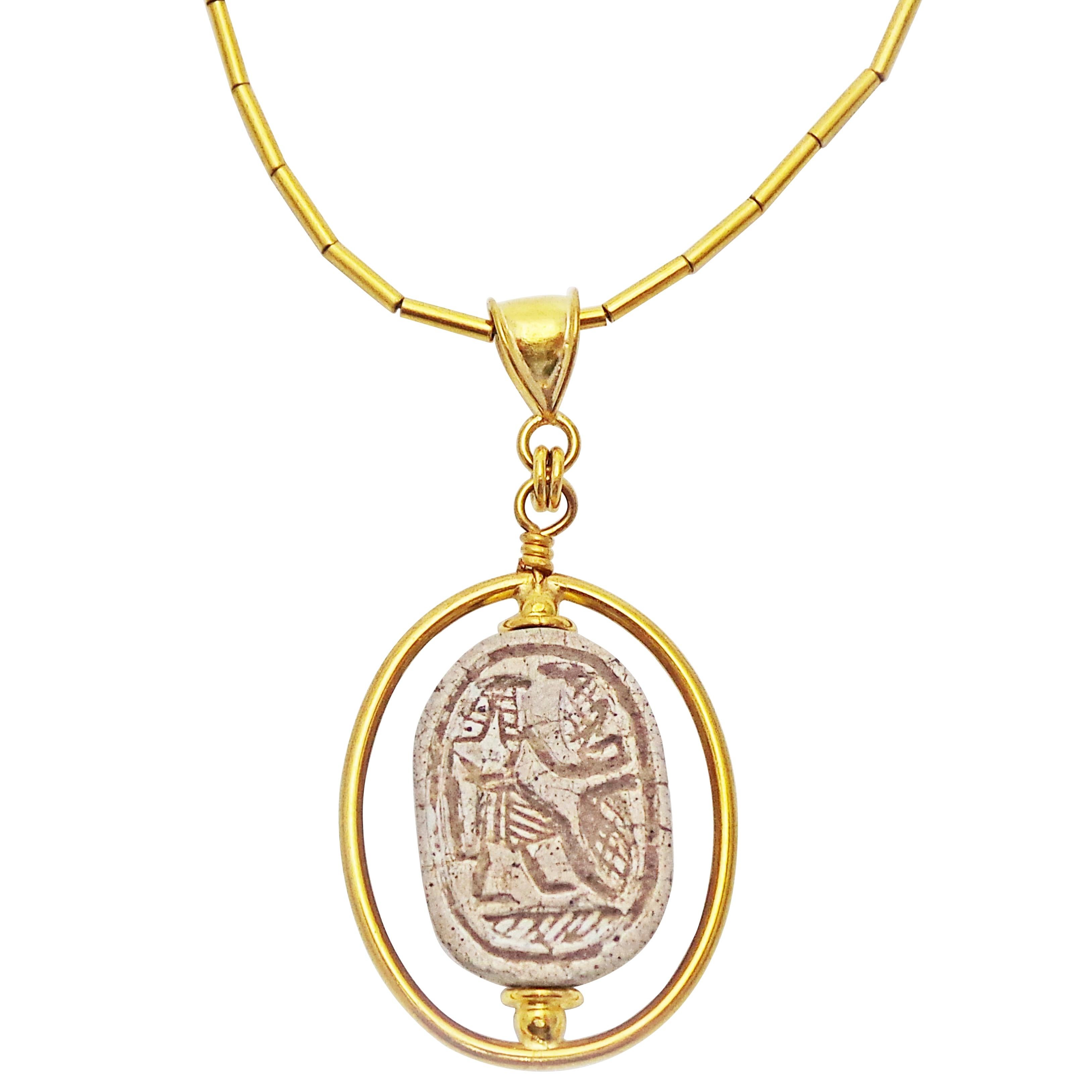 Collier avec pendentif en or en forme de scarabée sculpté de l'Égypte ancienne en vente