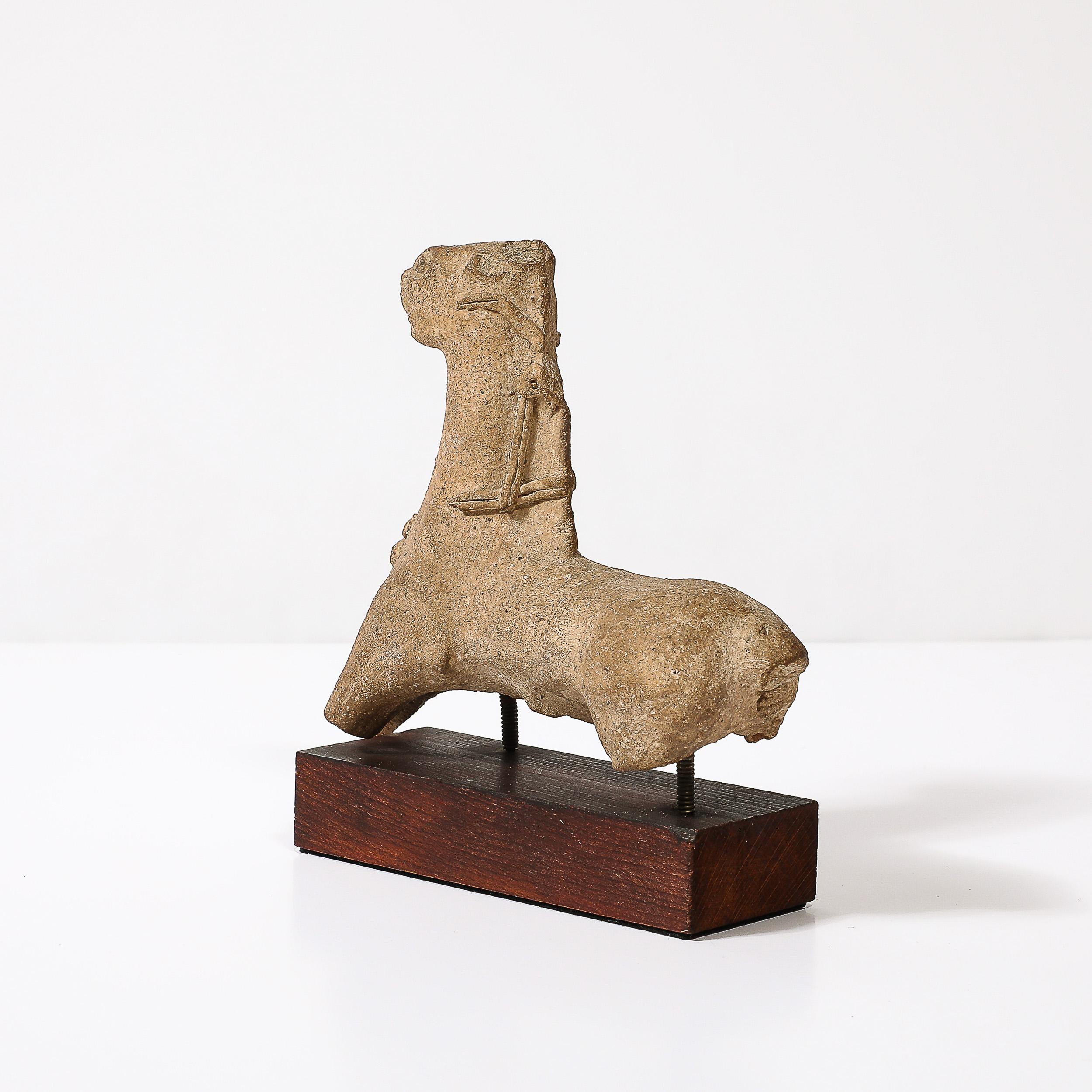 Antike Zypriot-Keramik-Skulptur eines Pferdes aus der Antike auf Holzsockel im Angebot 4