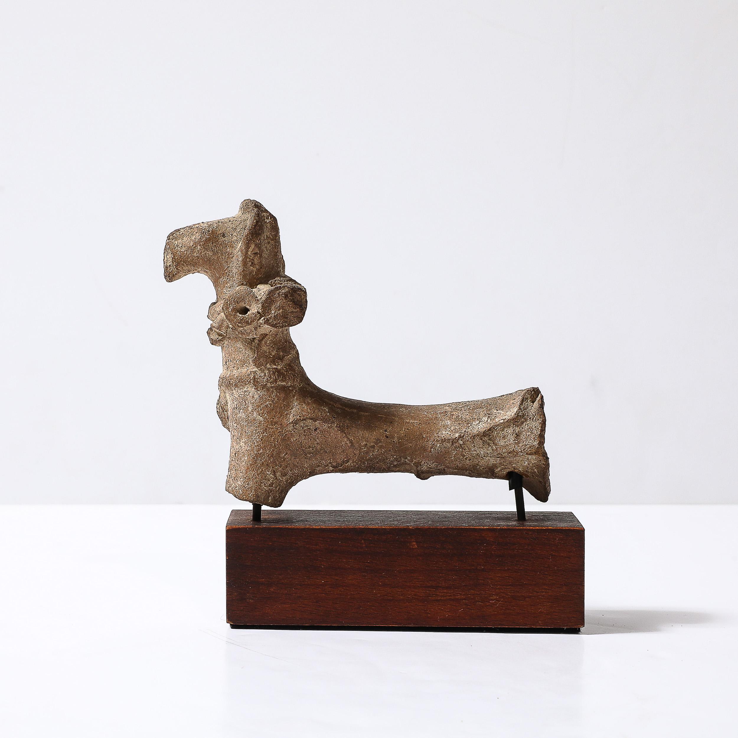 Escultura de cerámica chipriota antigua de un caballo sobre zócalo de madera en venta 4