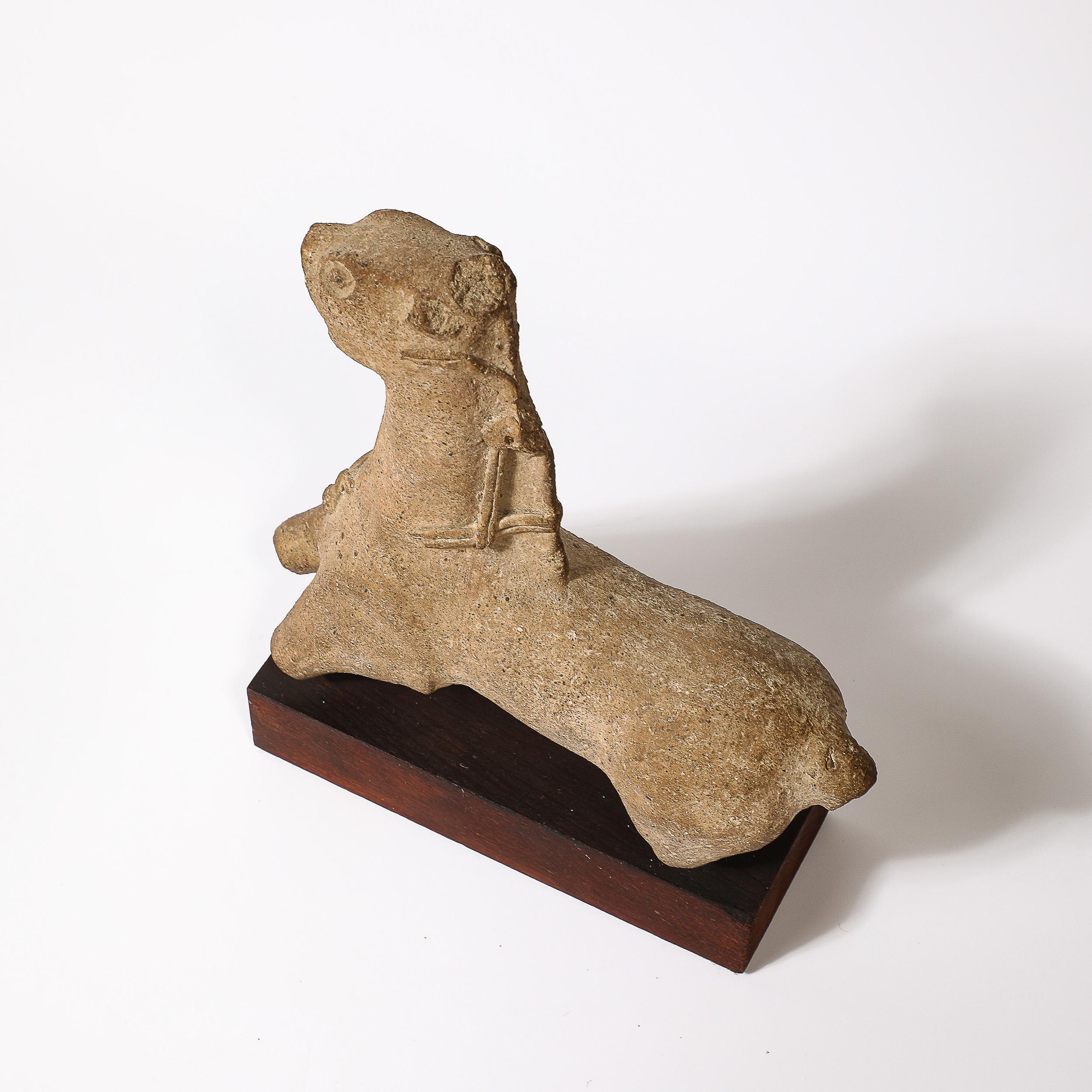 Antike Zypriot-Keramik-Skulptur eines Pferdes aus der Antike auf Holzsockel im Angebot 5