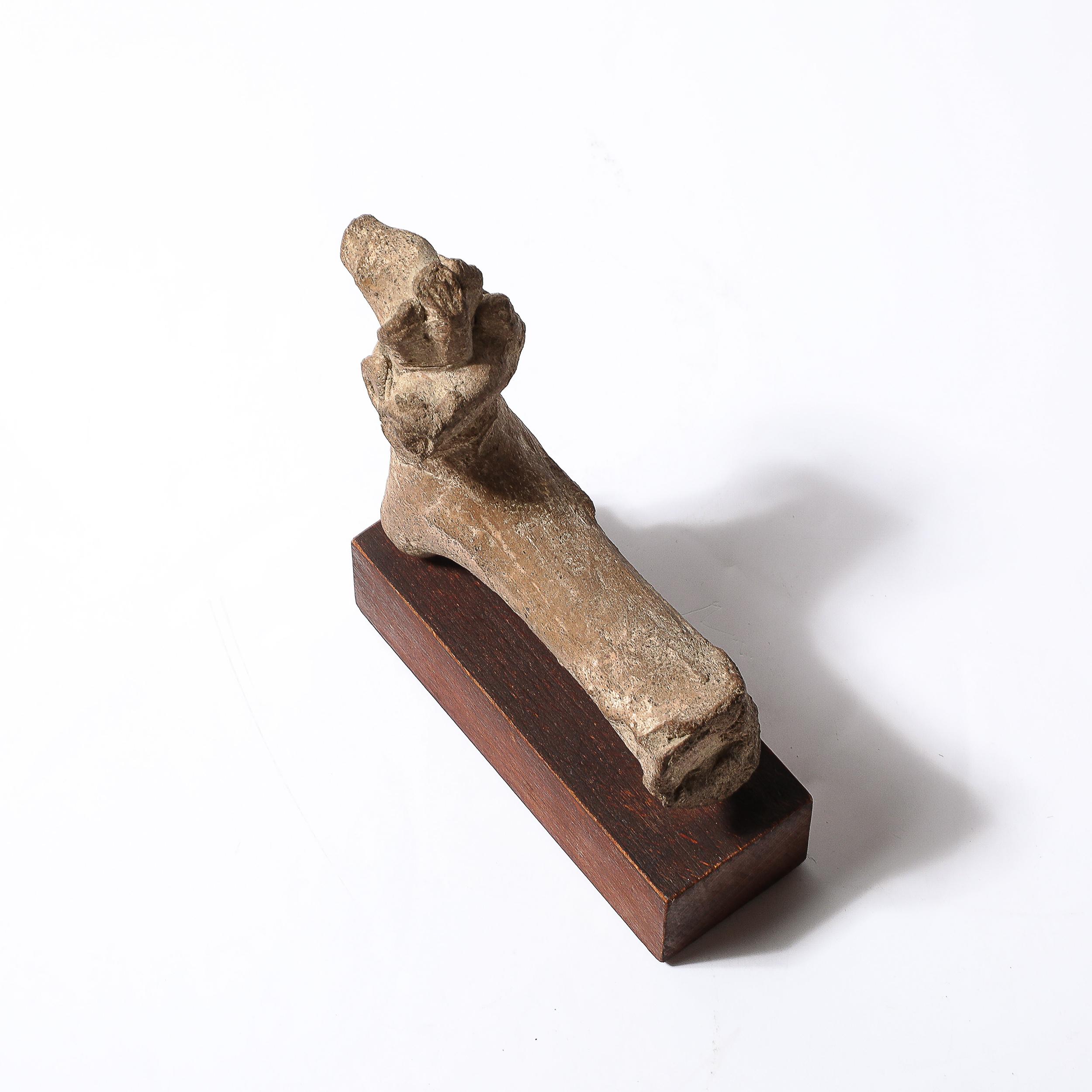 Escultura de cerámica chipriota antigua de un caballo sobre zócalo de madera en venta 5