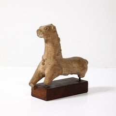 Antike Zypriot-Keramik-Skulptur eines Pferdes aus der Antike auf Holzsockel