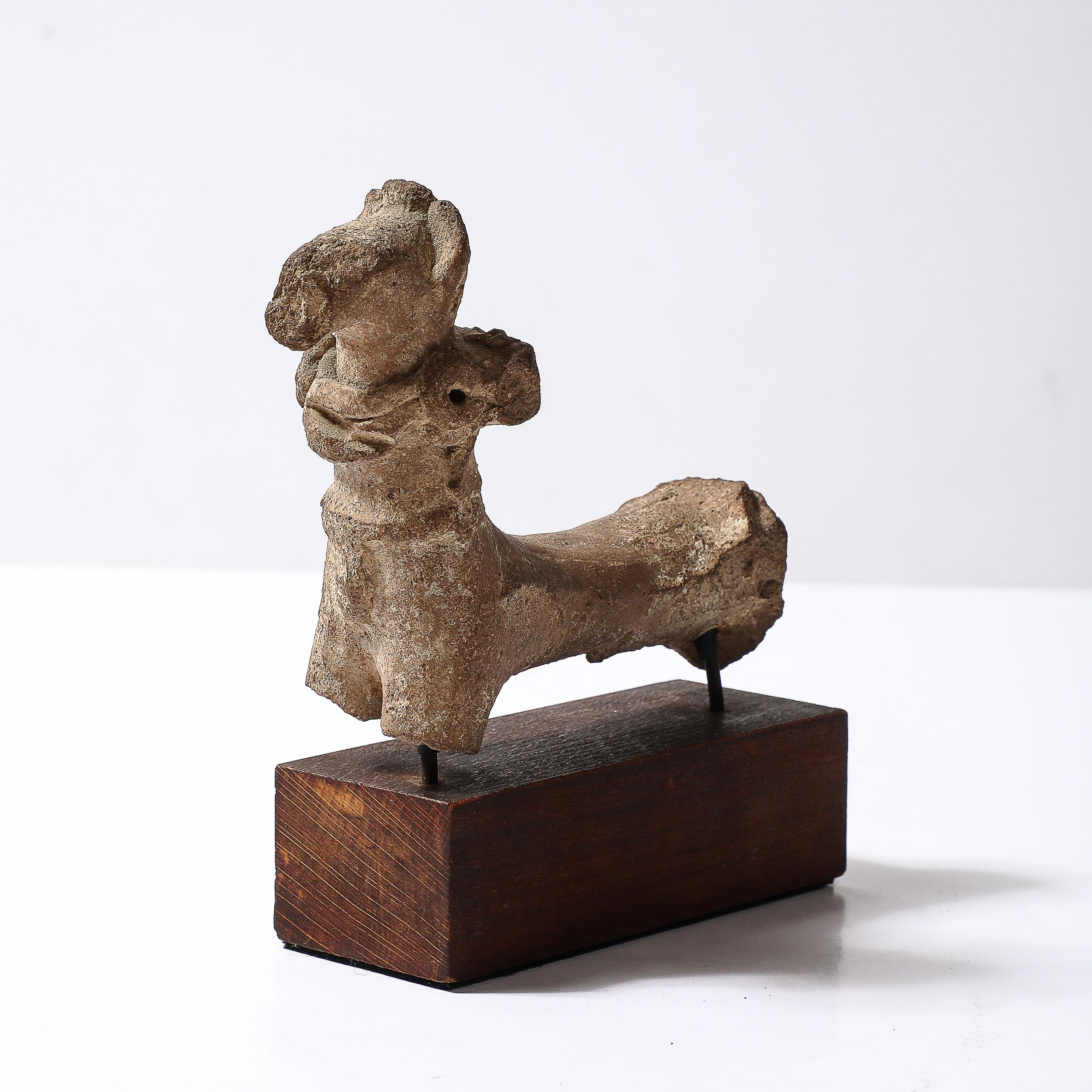 Este  La antigua escultura chipriota de cerámica de un caballo sobre zócalo de madera procede de Chipre, del siglo IV a.C. La escultura tiene una dinámica seductora y muchos detalles permanecen intactos, como los detalles escultóricos singularmente