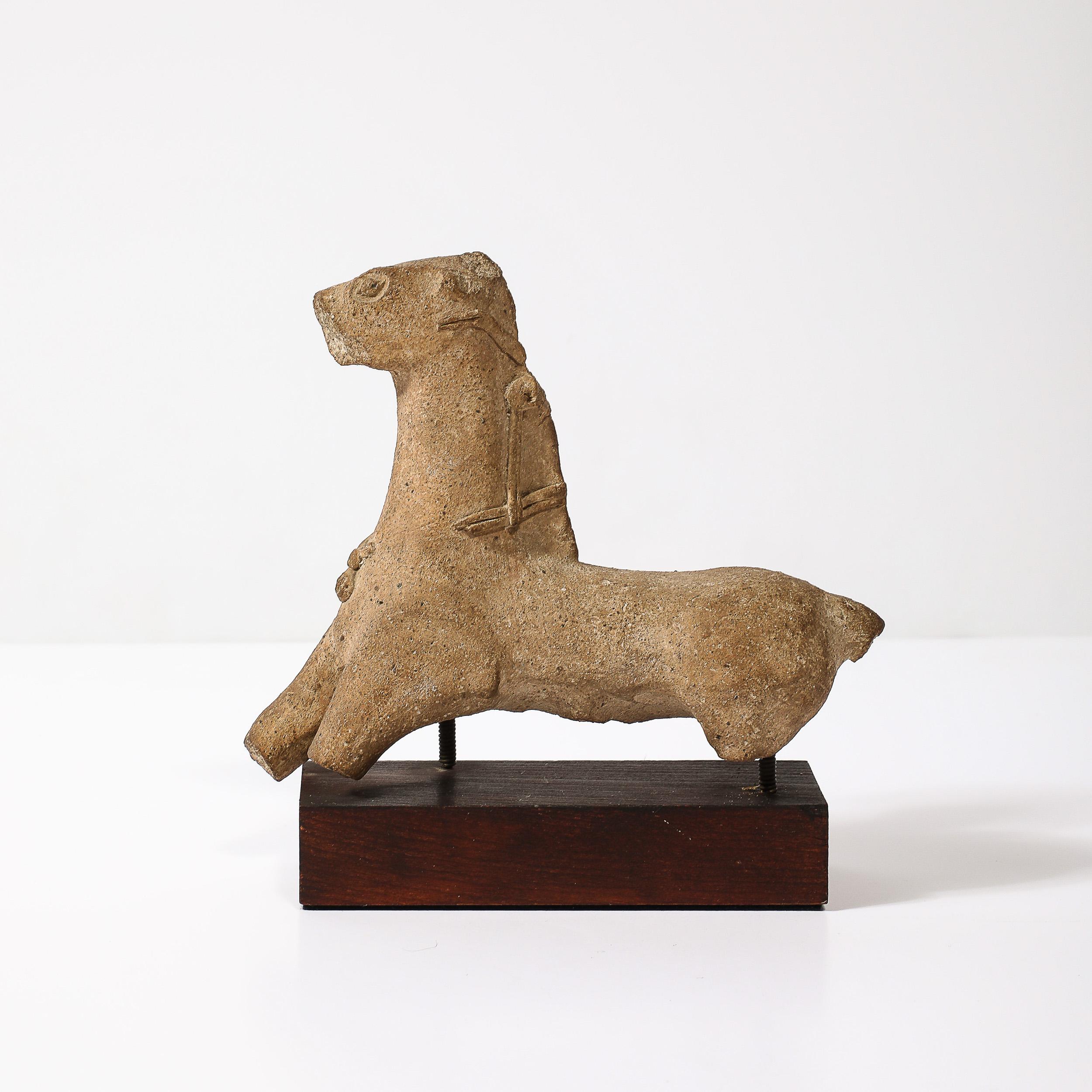 Antike Zypriot-Keramik-Skulptur eines Pferdes aus der Antike auf Holzsockel (Ägyptisch) im Angebot