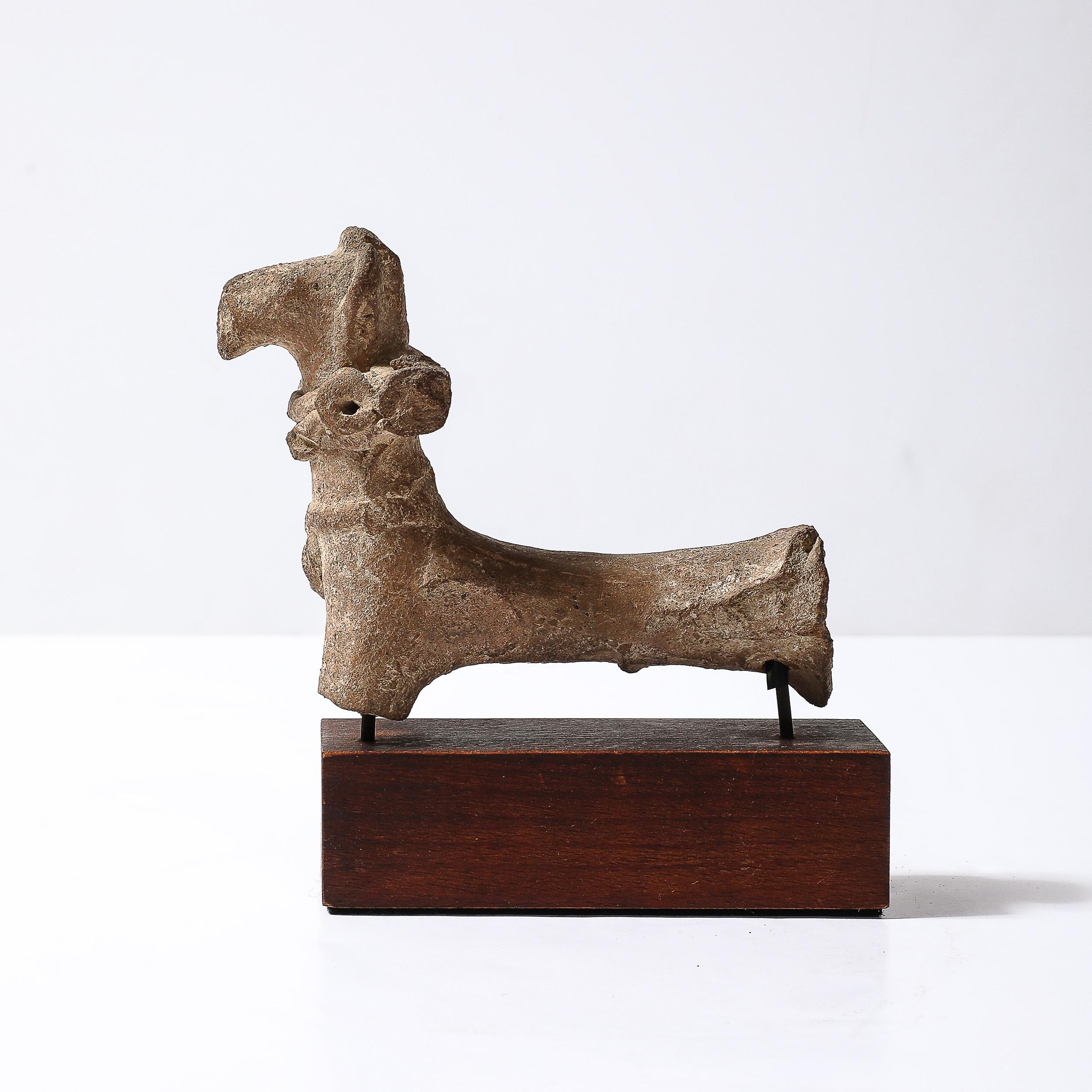 Escultura de cerámica chipriota antigua de un caballo sobre zócalo de madera Chipriota en venta