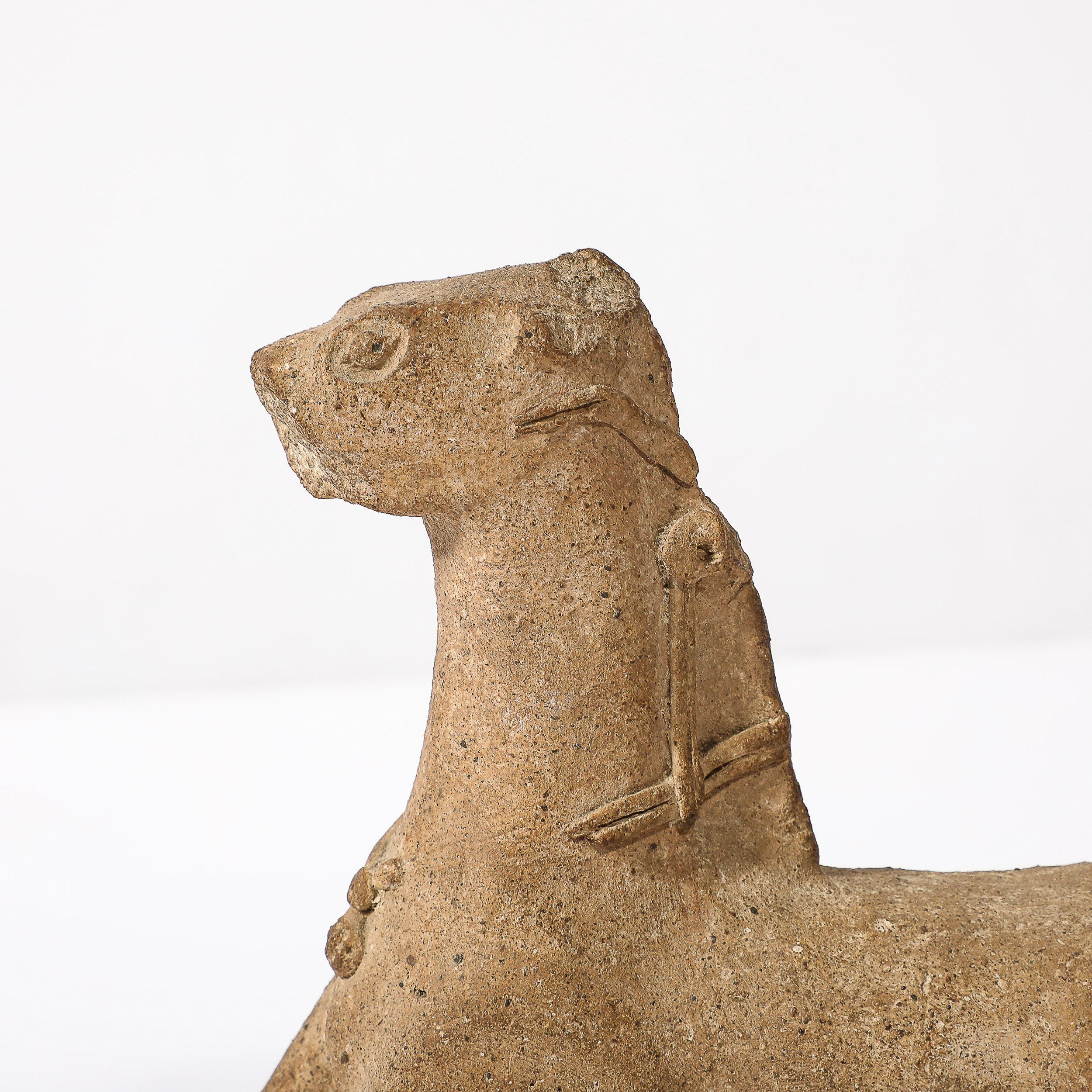 Antike Zypriot-Keramik-Skulptur eines Pferdes aus der Antike auf Holzsockel (Zyprisch) im Angebot