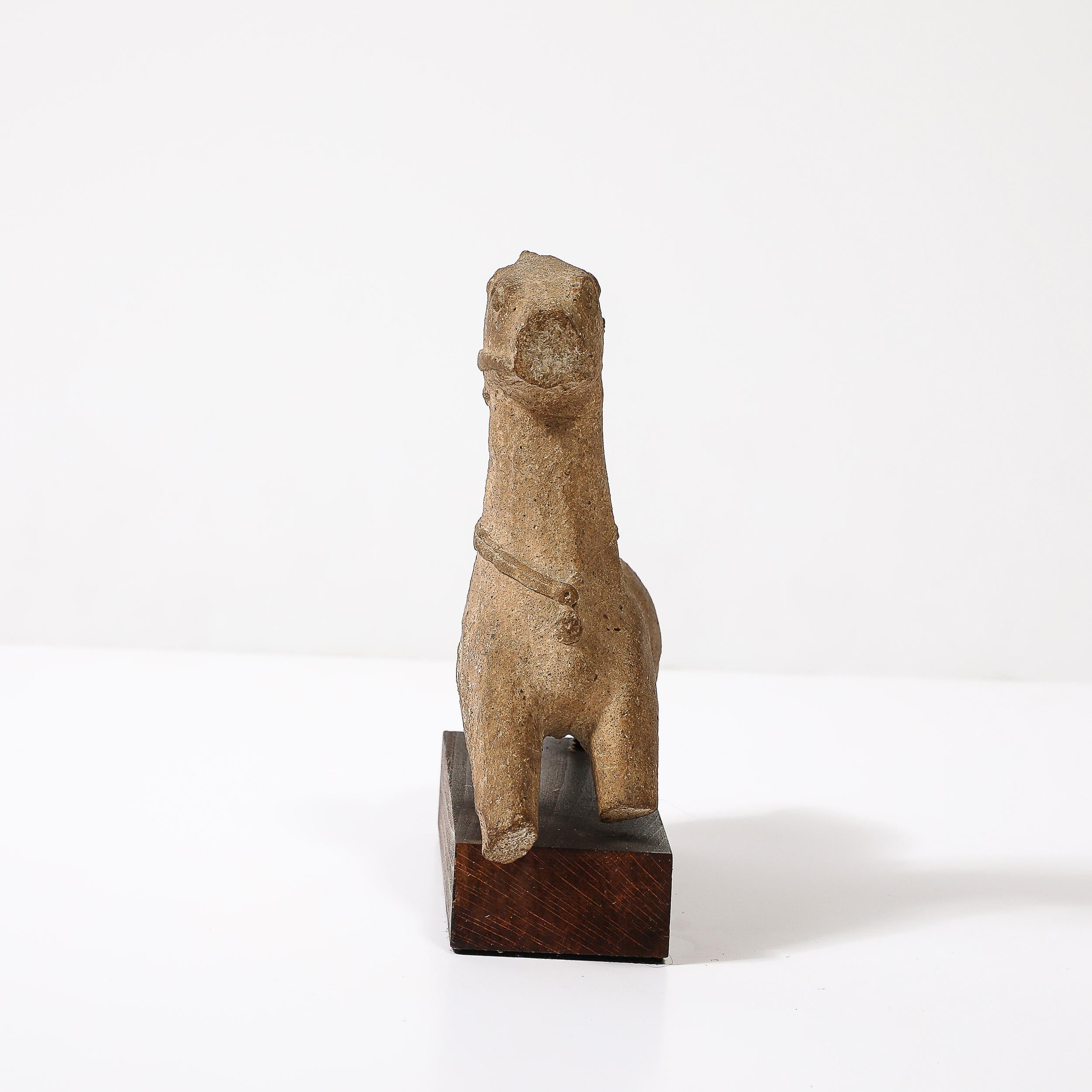 Antike Zypriot-Keramik-Skulptur eines Pferdes aus der Antike auf Holzsockel im Zustand „Gut“ im Angebot in New York, NY