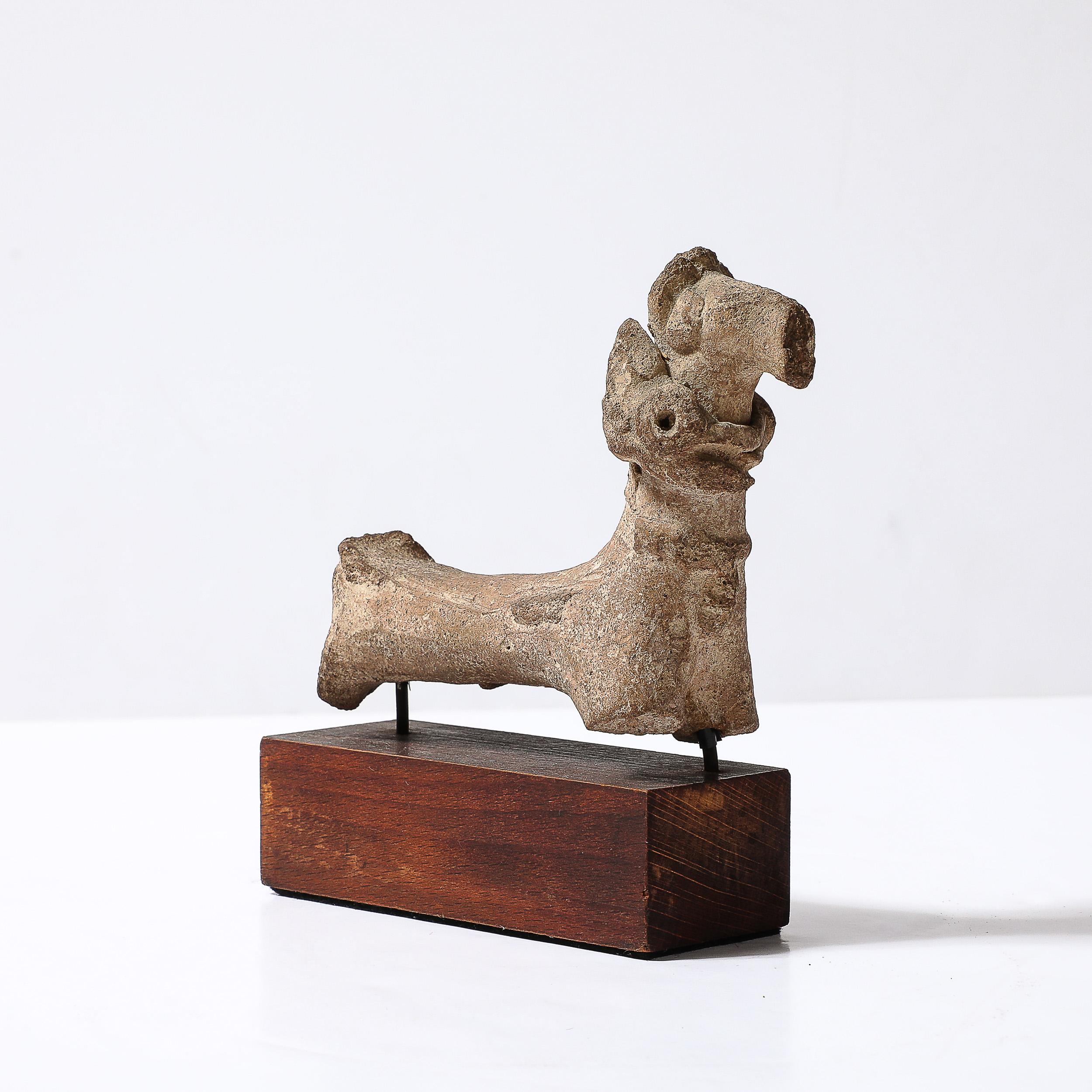 Escultura de cerámica chipriota antigua de un caballo sobre zócalo de madera siglo XVIII y antes en venta