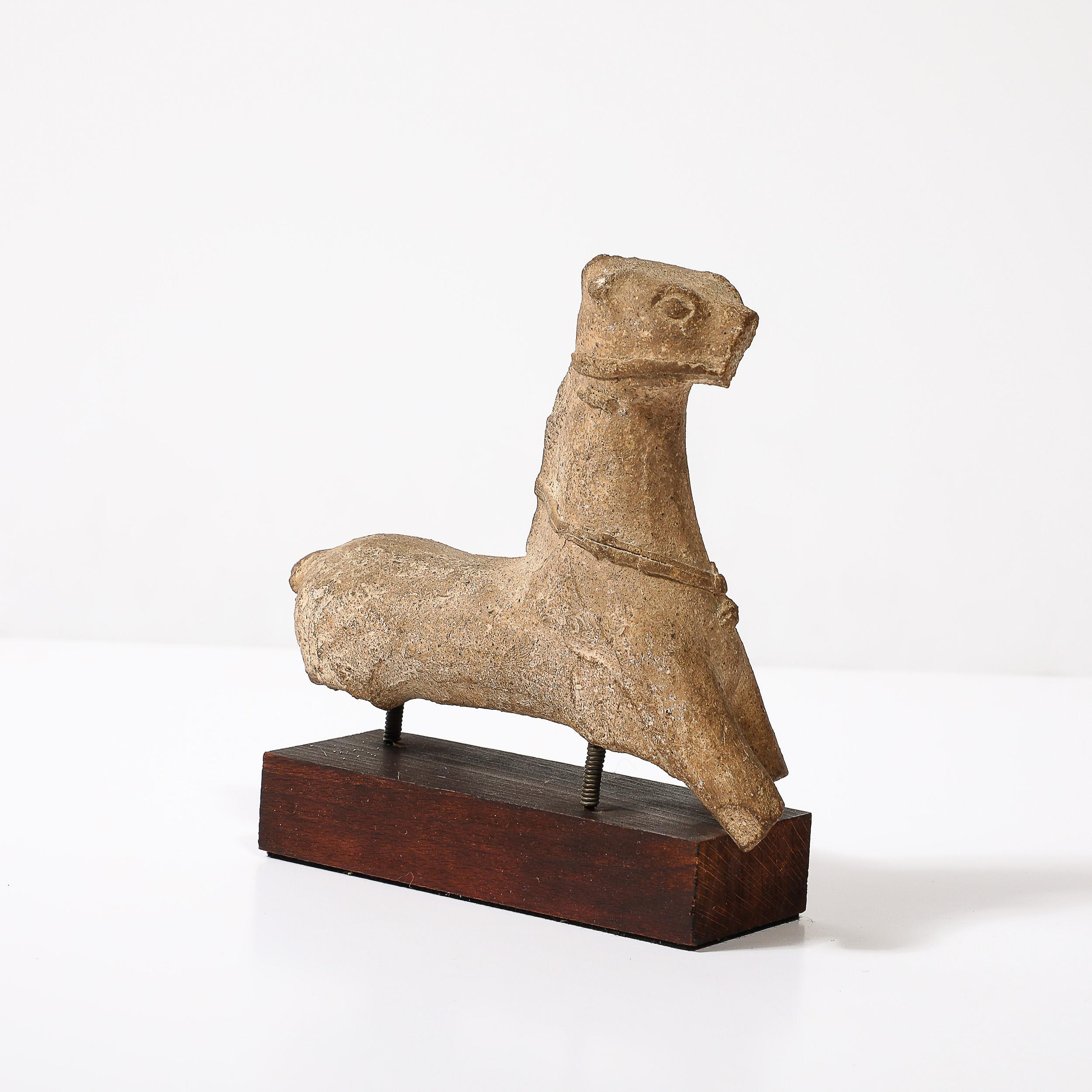 Antike Zypriot-Keramik-Skulptur eines Pferdes aus der Antike auf Holzsockel (18. Jahrhundert und früher) im Angebot