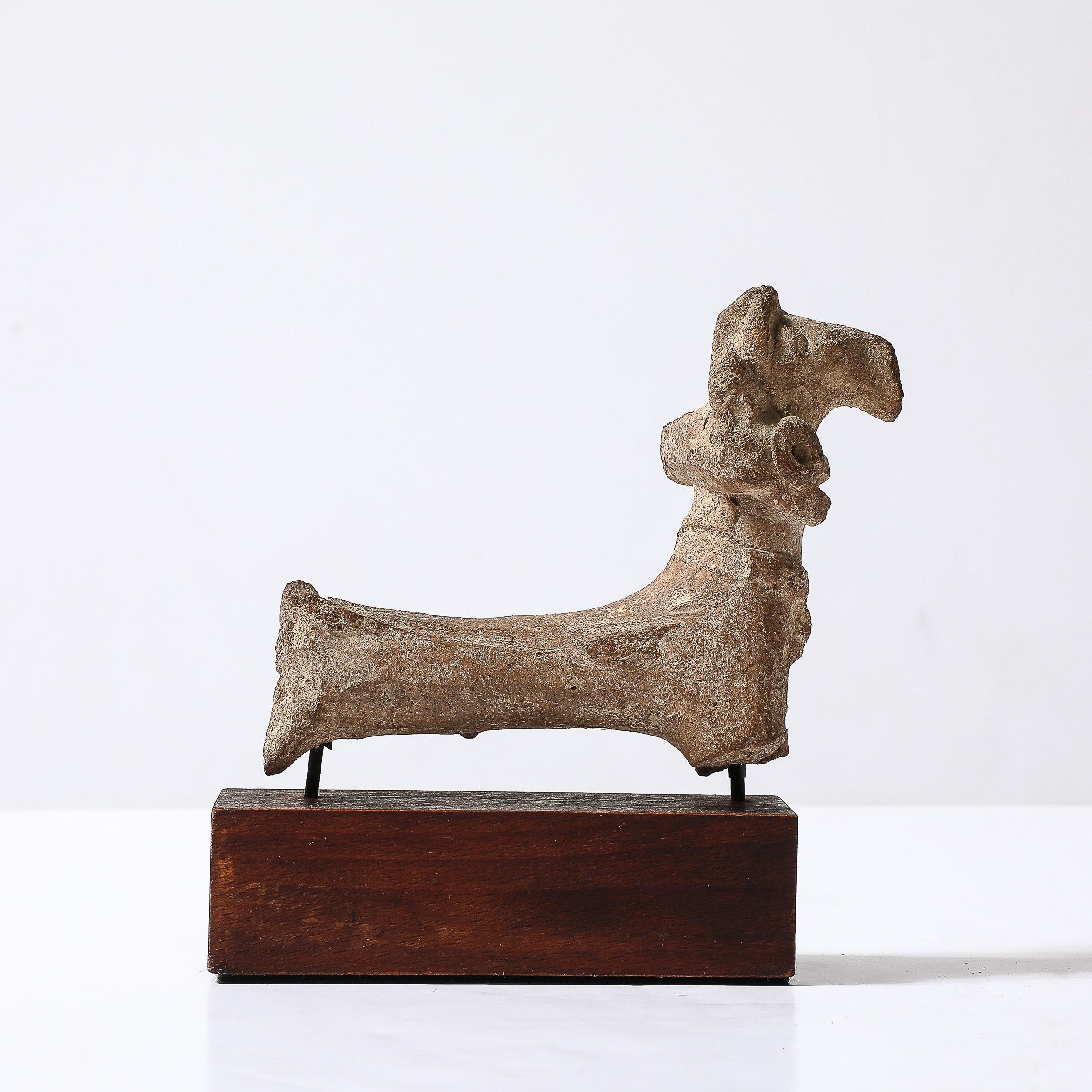 Escultura de cerámica chipriota antigua de un caballo sobre zócalo de madera Cerámico en venta