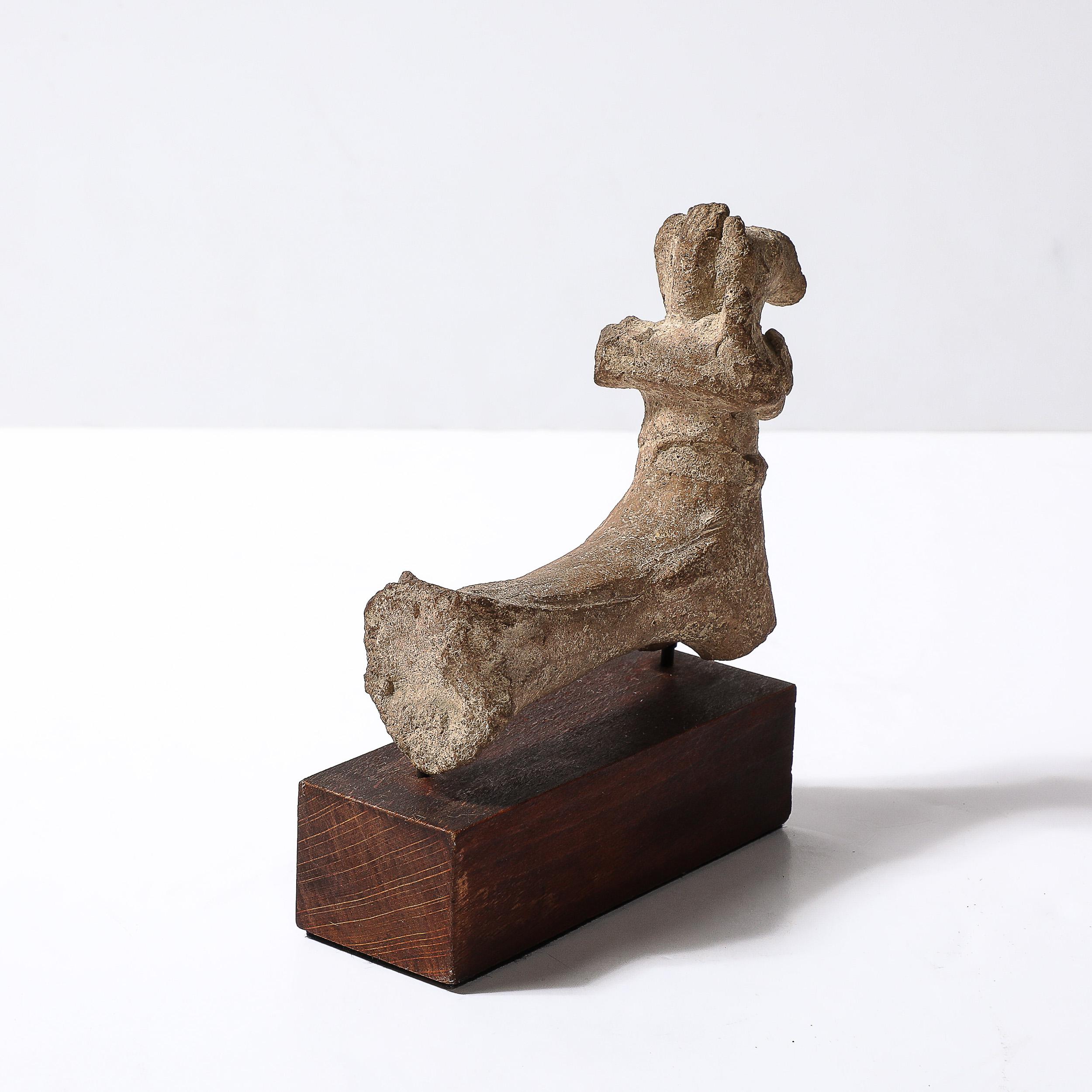Escultura de cerámica chipriota antigua de un caballo sobre zócalo de madera en venta 1