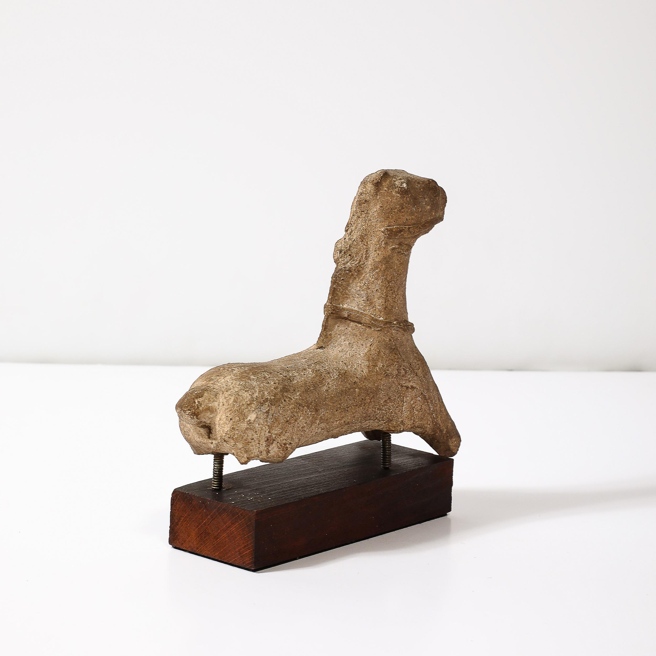 Antike Zypriot-Keramik-Skulptur eines Pferdes aus der Antike auf Holzsockel im Angebot 2