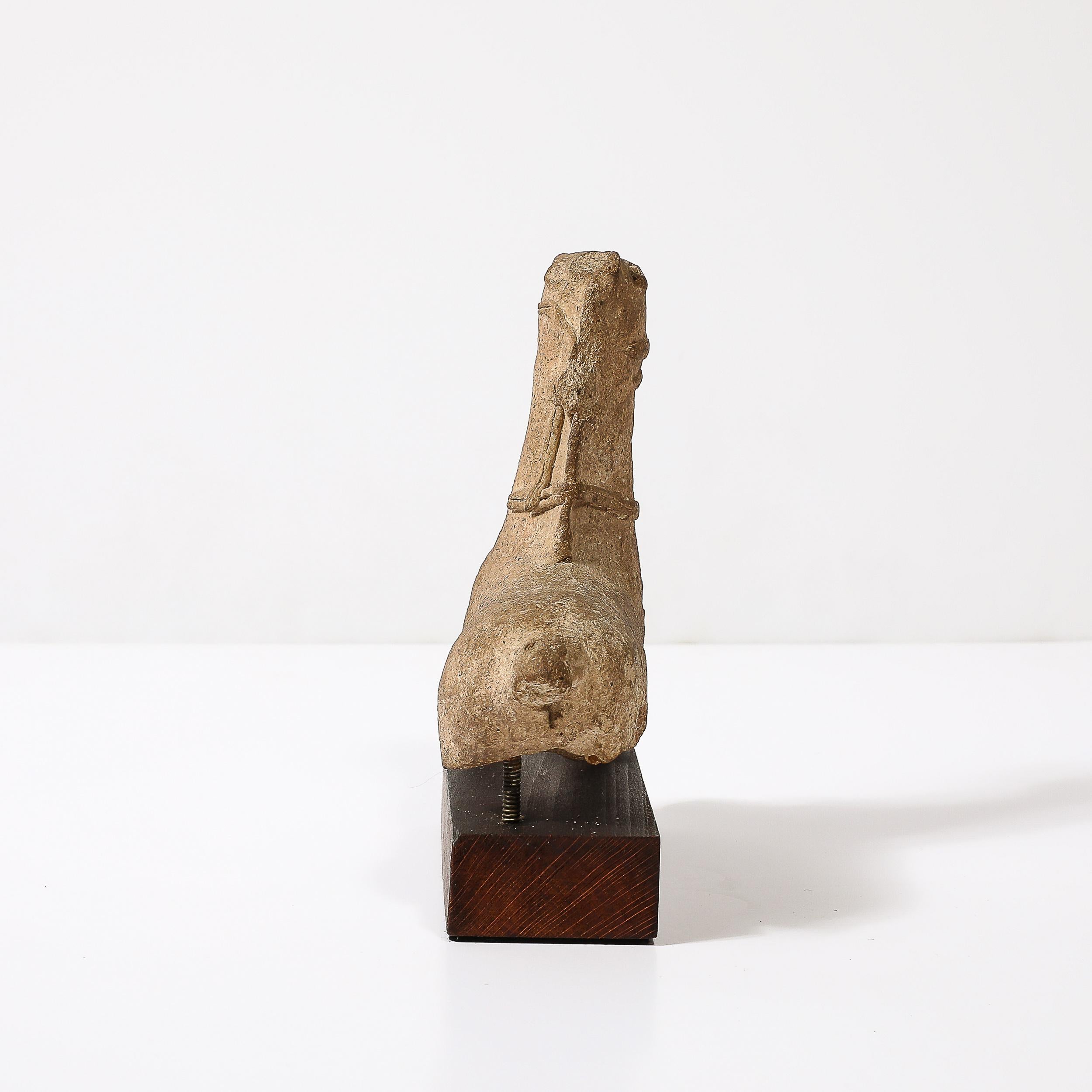 Antike Zypriot-Keramik-Skulptur eines Pferdes aus der Antike auf Holzsockel im Angebot 3