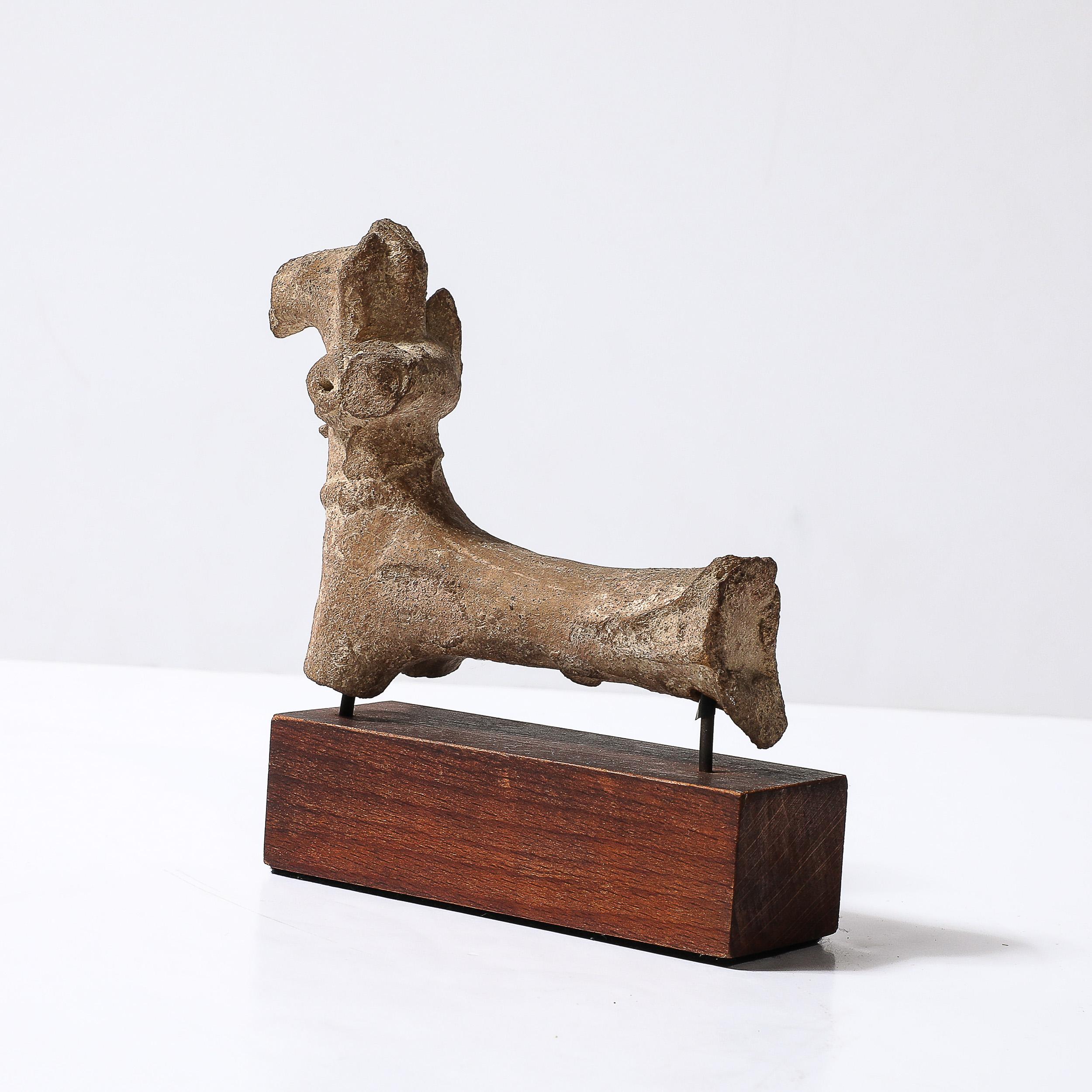 Escultura de cerámica chipriota antigua de un caballo sobre zócalo de madera en venta 3