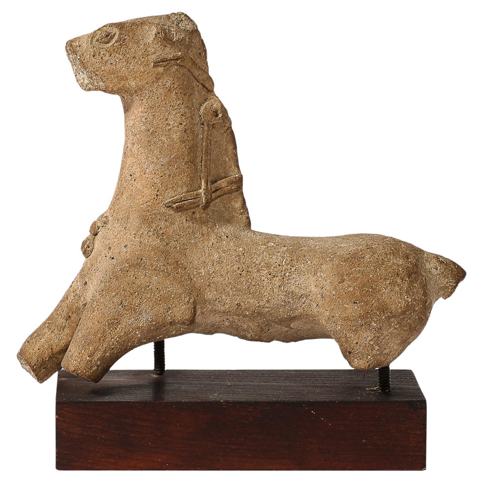 Antike Zypriot-Keramik-Skulptur eines Pferdes aus der Antike auf Holzsockel im Angebot