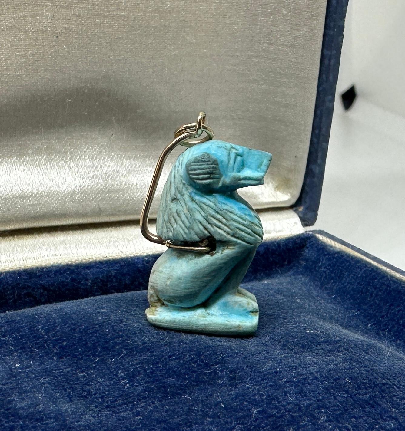 Gönnen Sie sich ein seltenes Museum Qualität alten ägyptischen blauen Fayence Amulett Anhänger Halskette, die einen Pavian-Affen, der Gott Thoth im alten Ägypten.  Thoth war der Gott der Weisheit.  Der fabelhafte Fayence-Pavian, der zwischen 700-300