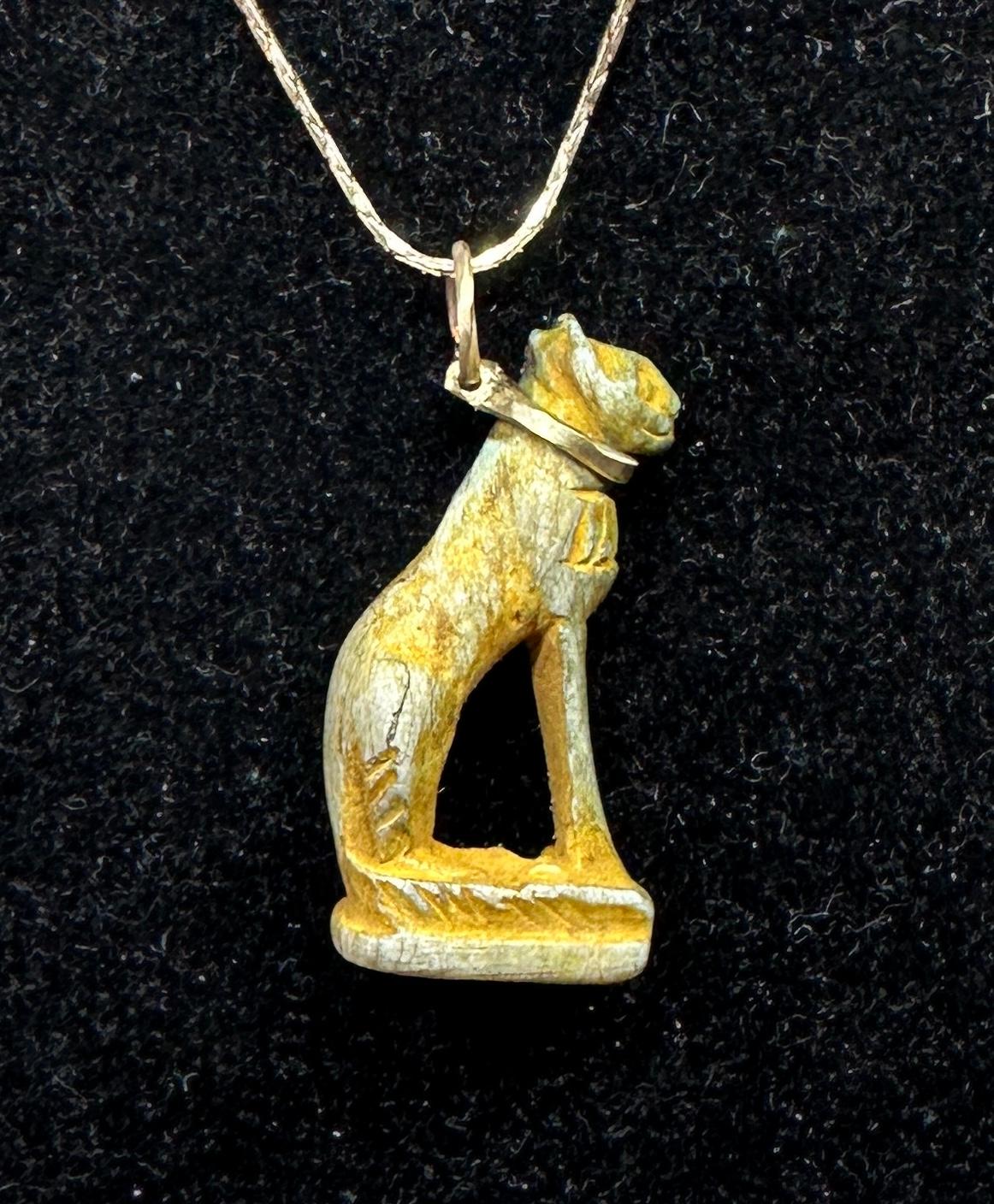 Néo-égyptien Collier pendentif amulette de chat en faïence de l'Égypte ancienne 700-300 I.C. B.C. Or en vente