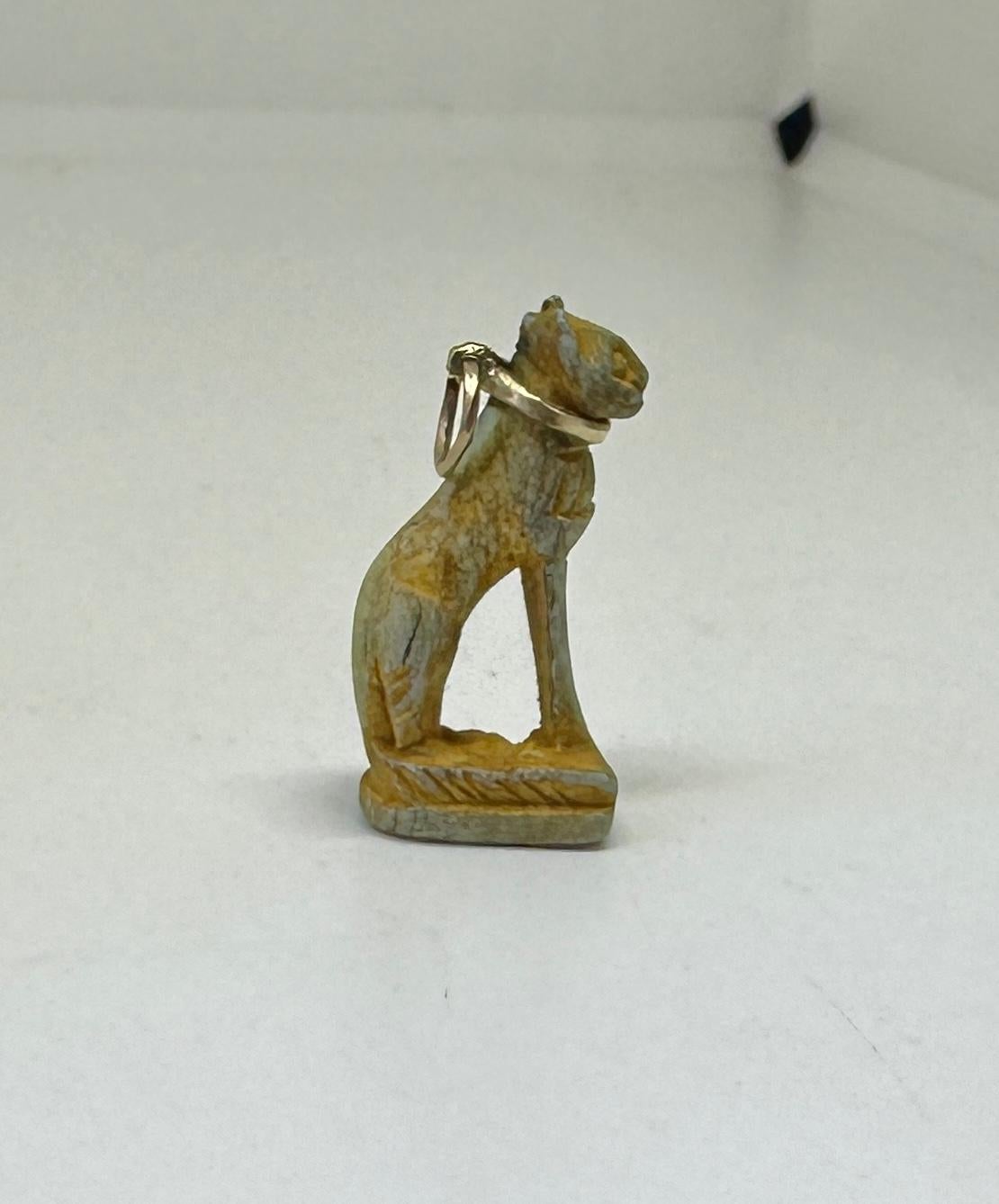 Collier pendentif amulette de chat en faïence de l'Égypte ancienne 700-300 I.C. B.C. Or Excellent état - En vente à New York, NY