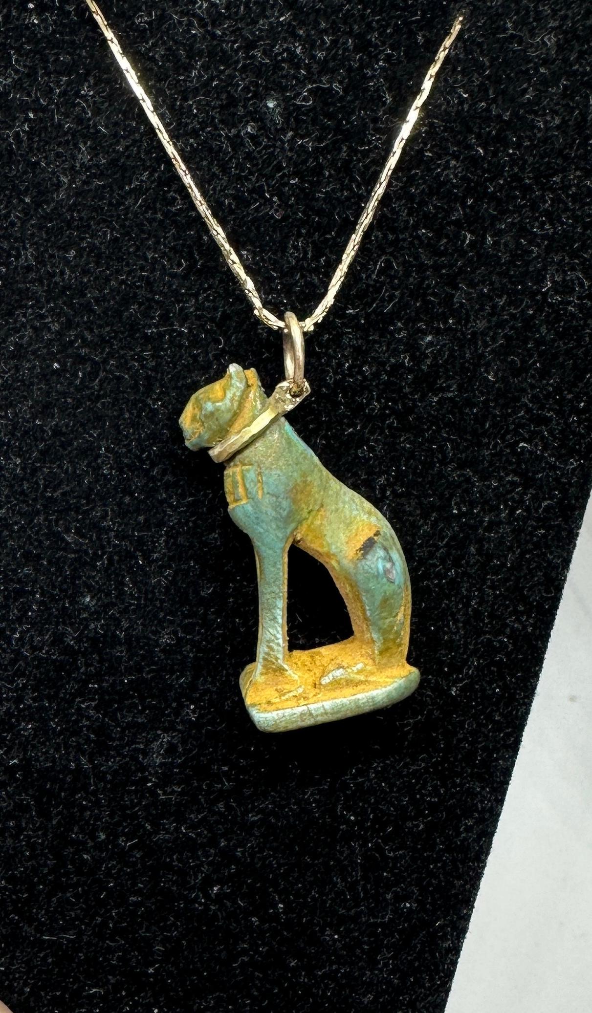 Collier pendentif amulette de chat en faïence de l'Égypte ancienne 700-300 I.C. B.C. Or en vente 2