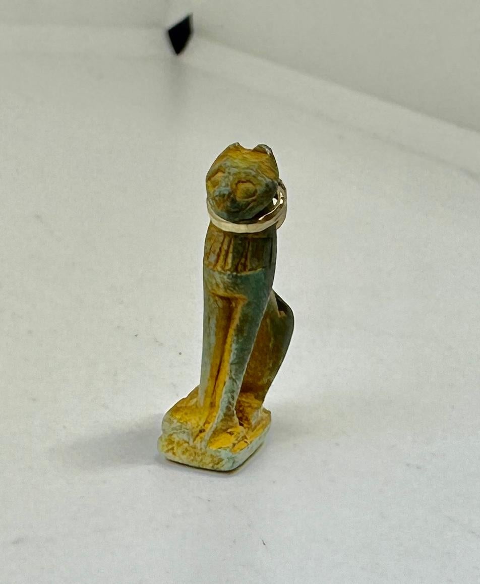 Collier pendentif amulette de chat en faïence de l'Égypte ancienne 700-300 I.C. B.C. Or en vente 3