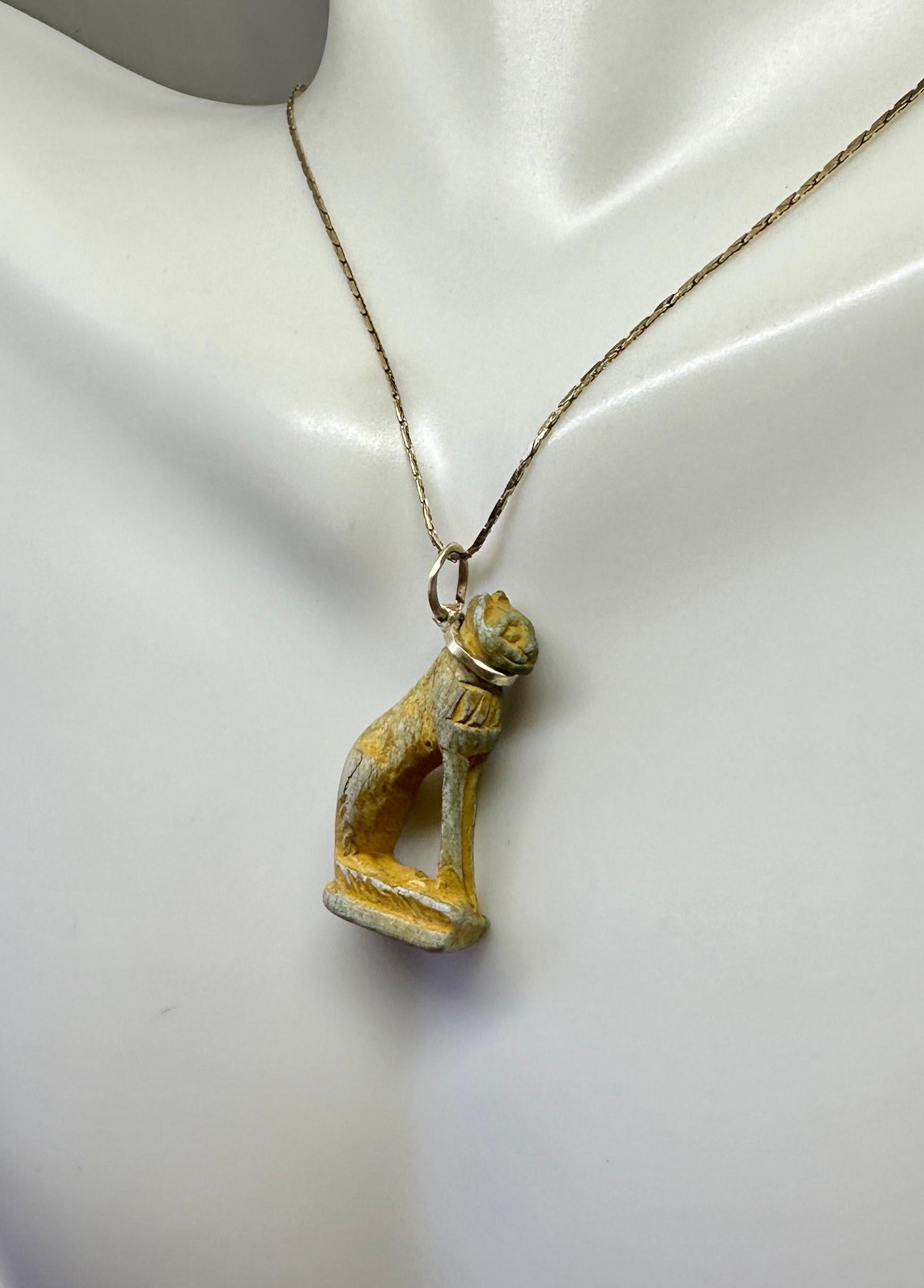 Collier pendentif amulette de chat en faïence de l'Égypte ancienne 700-300 I.C. B.C. Or en vente 4