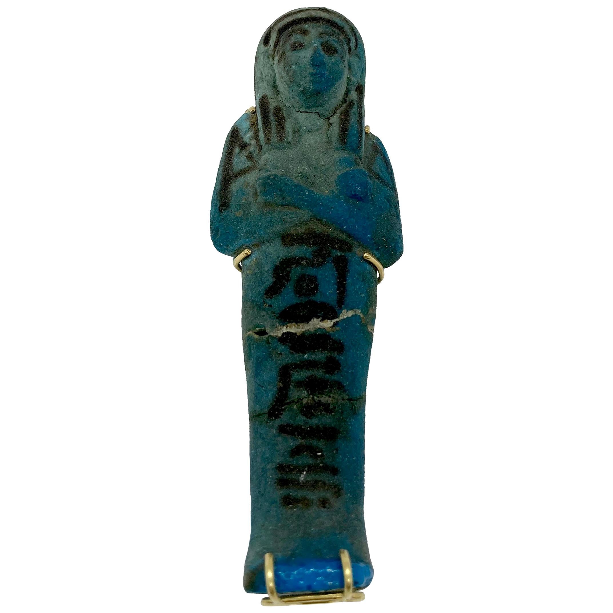 Antike ägyptische Fayence-Gedenkfigur-Anhänger mit Blumenmotiv im Angebot