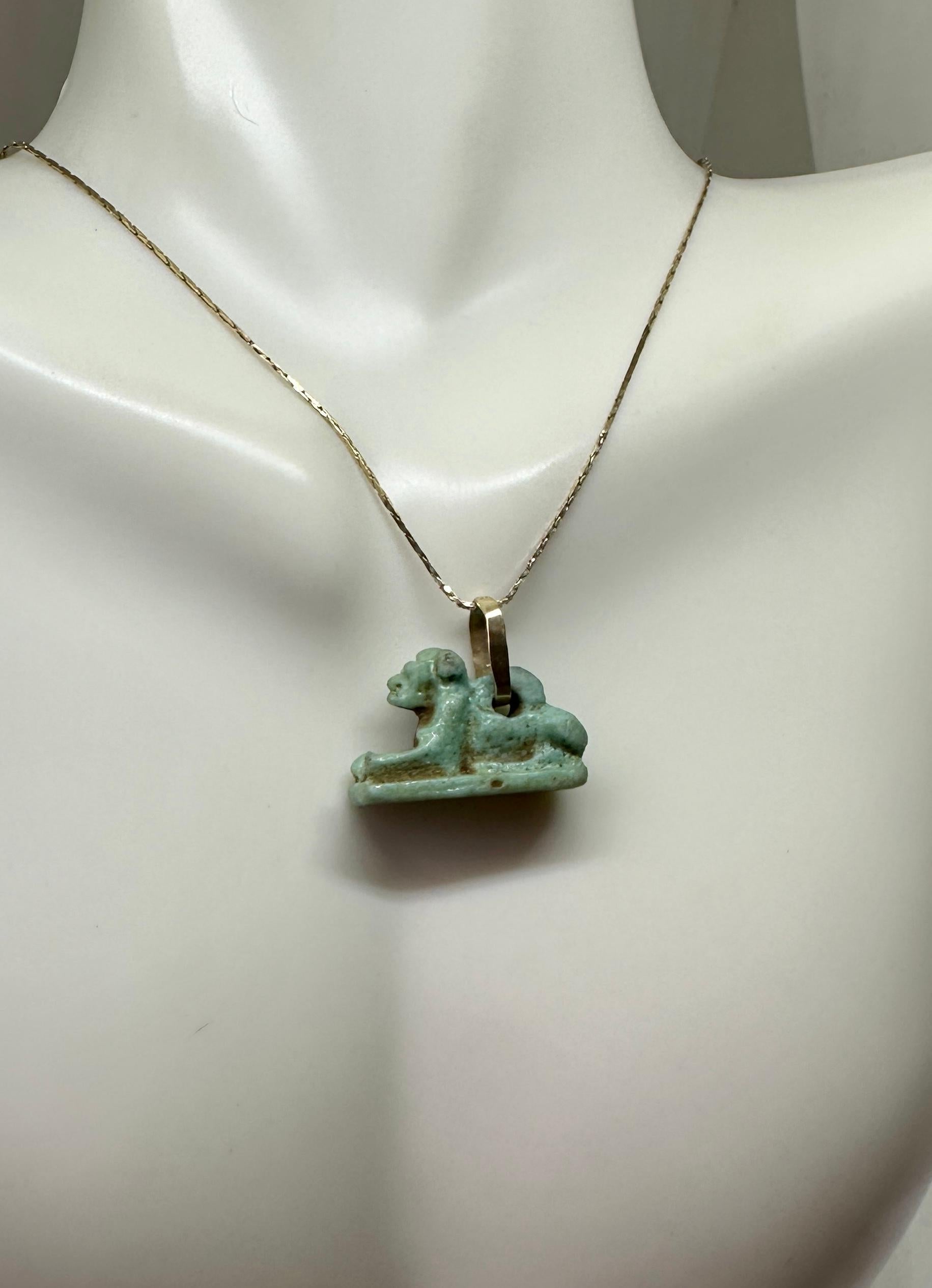 Ancient Egyptian Faience Sekhmet Lion Amulet Pendant Necklace 700-300 B.C. Gold in vendita 5