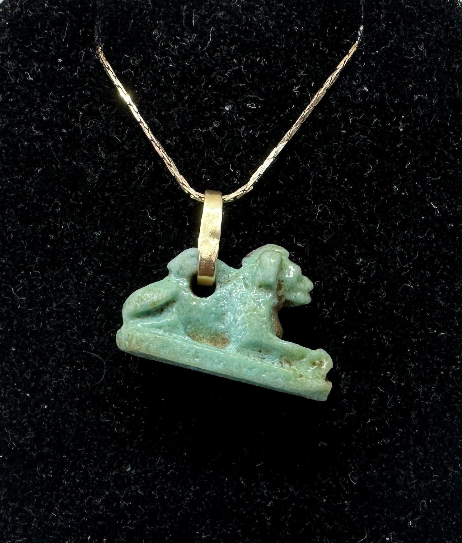 Neoegizio Ancient Egyptian Faience Sekhmet Lion Amulet Pendant Necklace 700-300 B.C. Gold in vendita