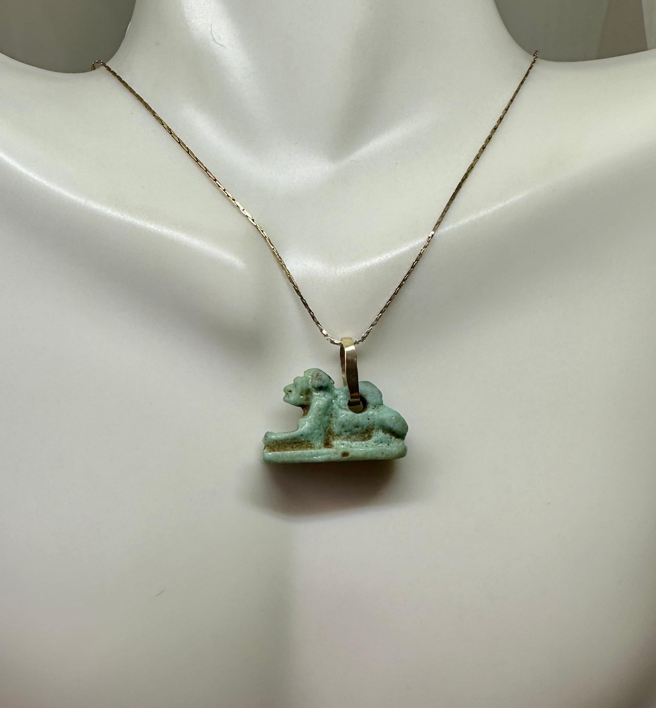 Ancient Egyptian Faience Sekhmet Lion Amulet Pendant Necklace 700-300 B.C. Gold In condizioni ottime in vendita a New York, NY