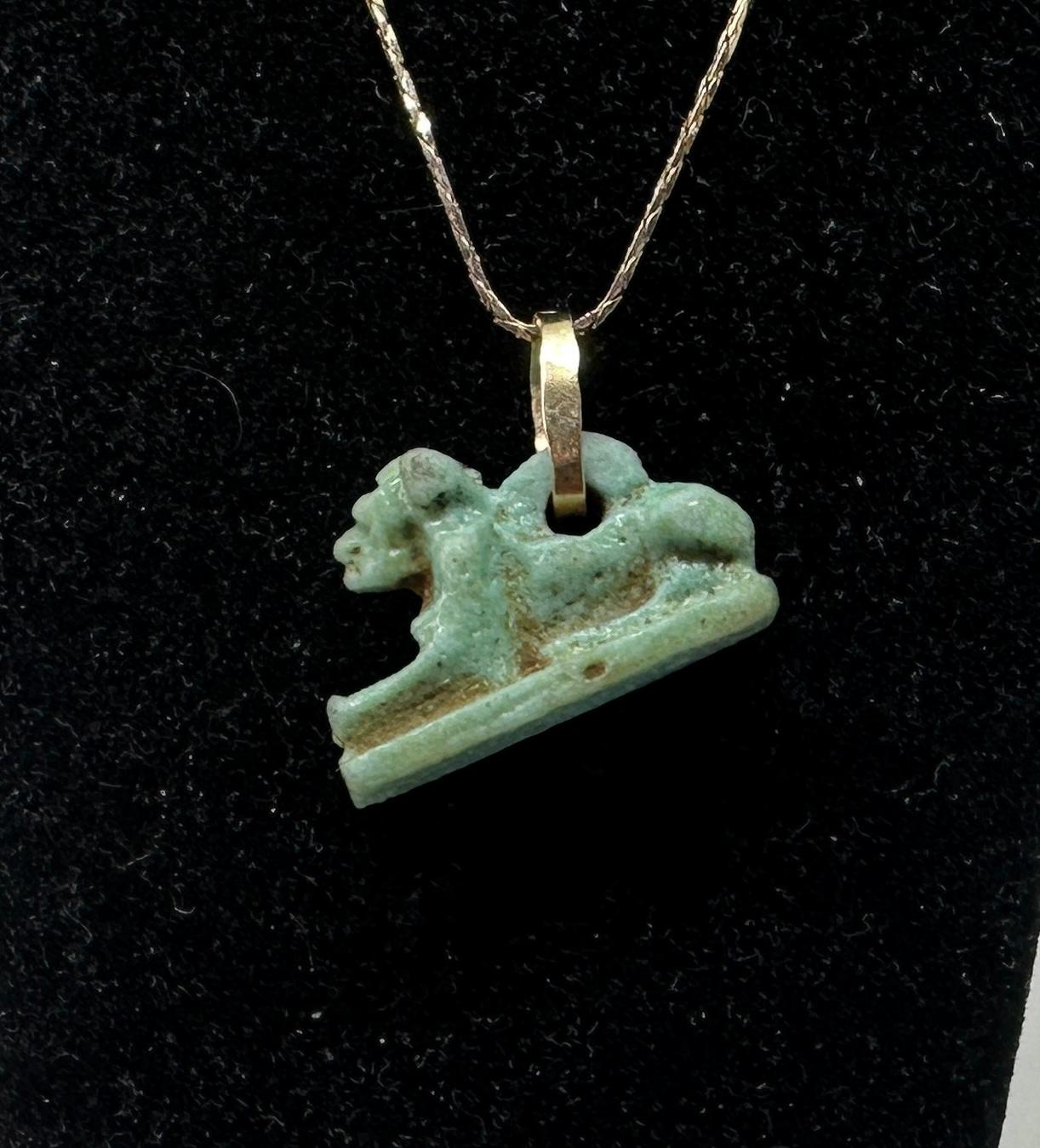 Ancient Egyptian Faience Sekhmet Lion Amulet Pendant Necklace 700-300 B.C. Gold in vendita 1