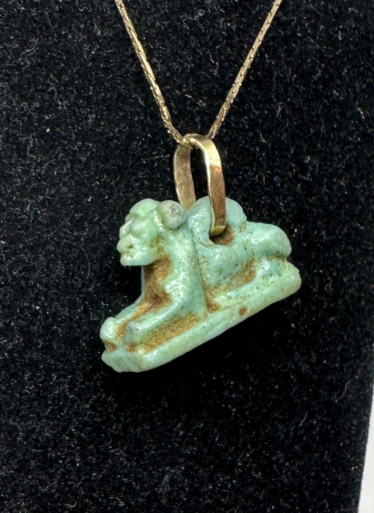 Ancient Egyptian Faience Sekhmet Lion Amulet Pendant Necklace 700-300 B.C. Gold in vendita 2