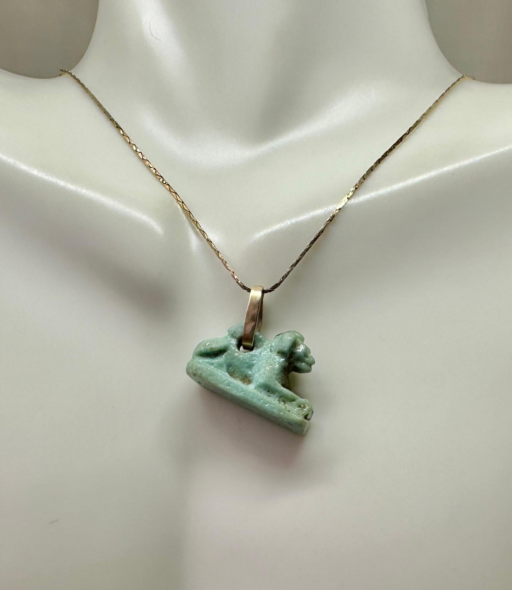 Ancient Egyptian Faience Sekhmet Lion Amulet Pendant Necklace 700-300 B.C. Gold in vendita 3