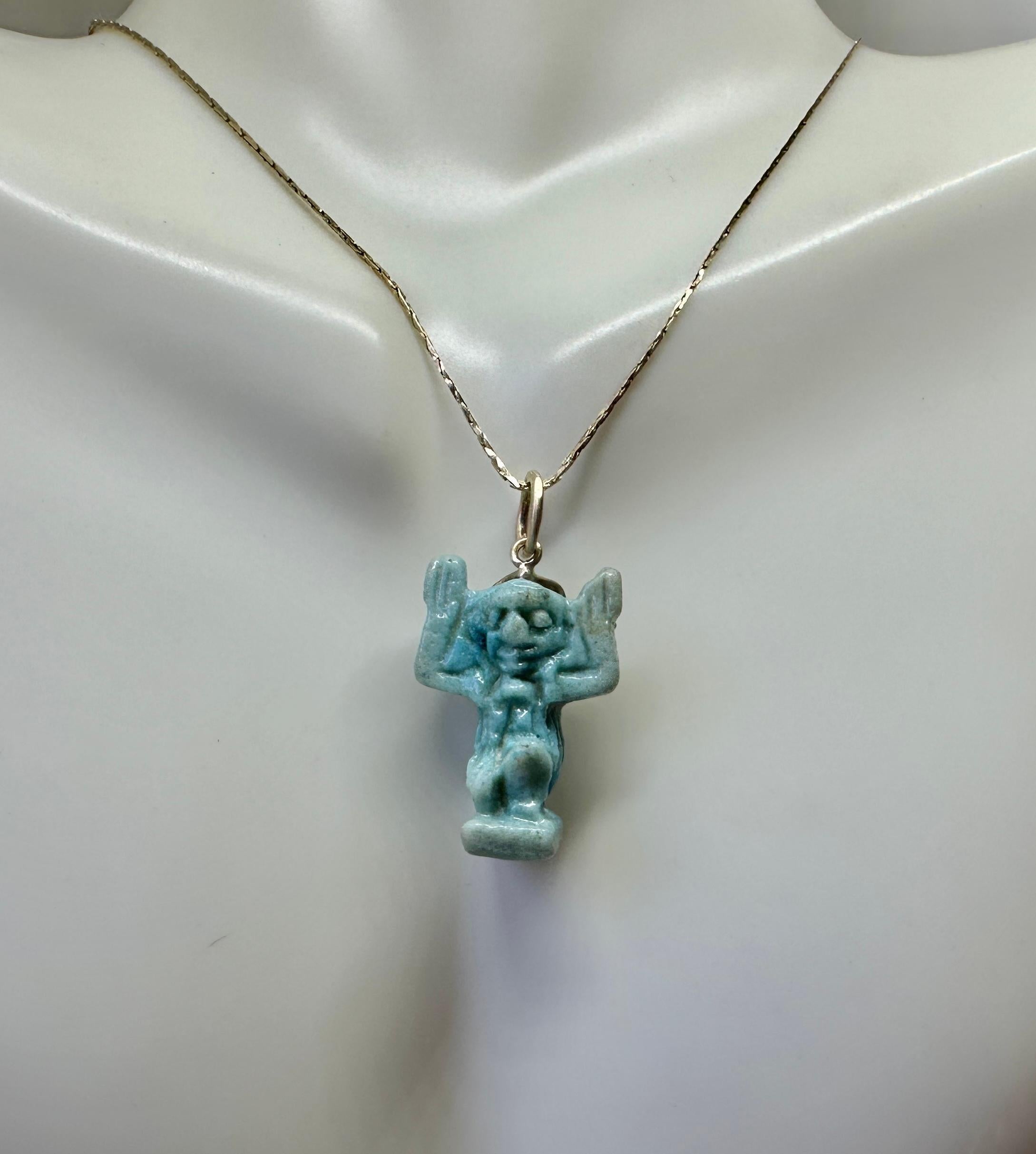 Concediti un raro ciondolo amuleto in faience dell'Antico Egitto di qualità museale, raffigurante il Dio Shu.  Shu era il dio della luce, della pace, dei leoni, dell'aria e del vento.  Come l'aria, lo Shu era considerato un'influenza rinfrescante, e