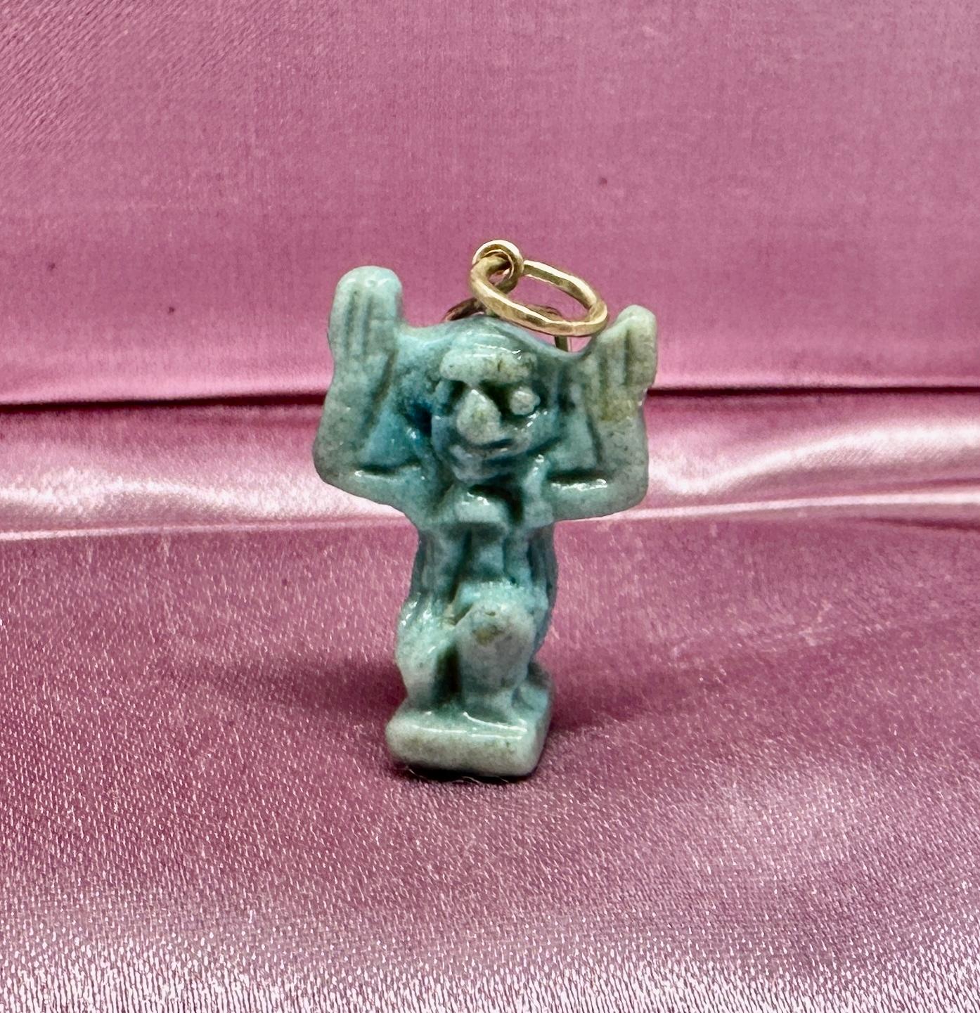 Neoegizio Collana con ciondolo del Dio Shu di Faience dell'Antico Egitto 700-300 a.C. Oro 14K in vendita