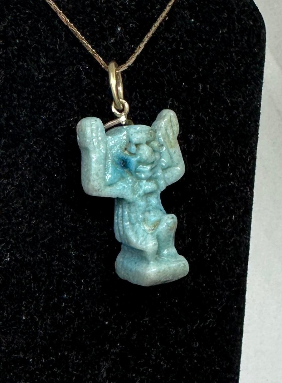 Collana con ciondolo del Dio Shu di Faience dell'Antico Egitto 700-300 a.C. Oro 14K In condizioni ottime in vendita a New York, NY