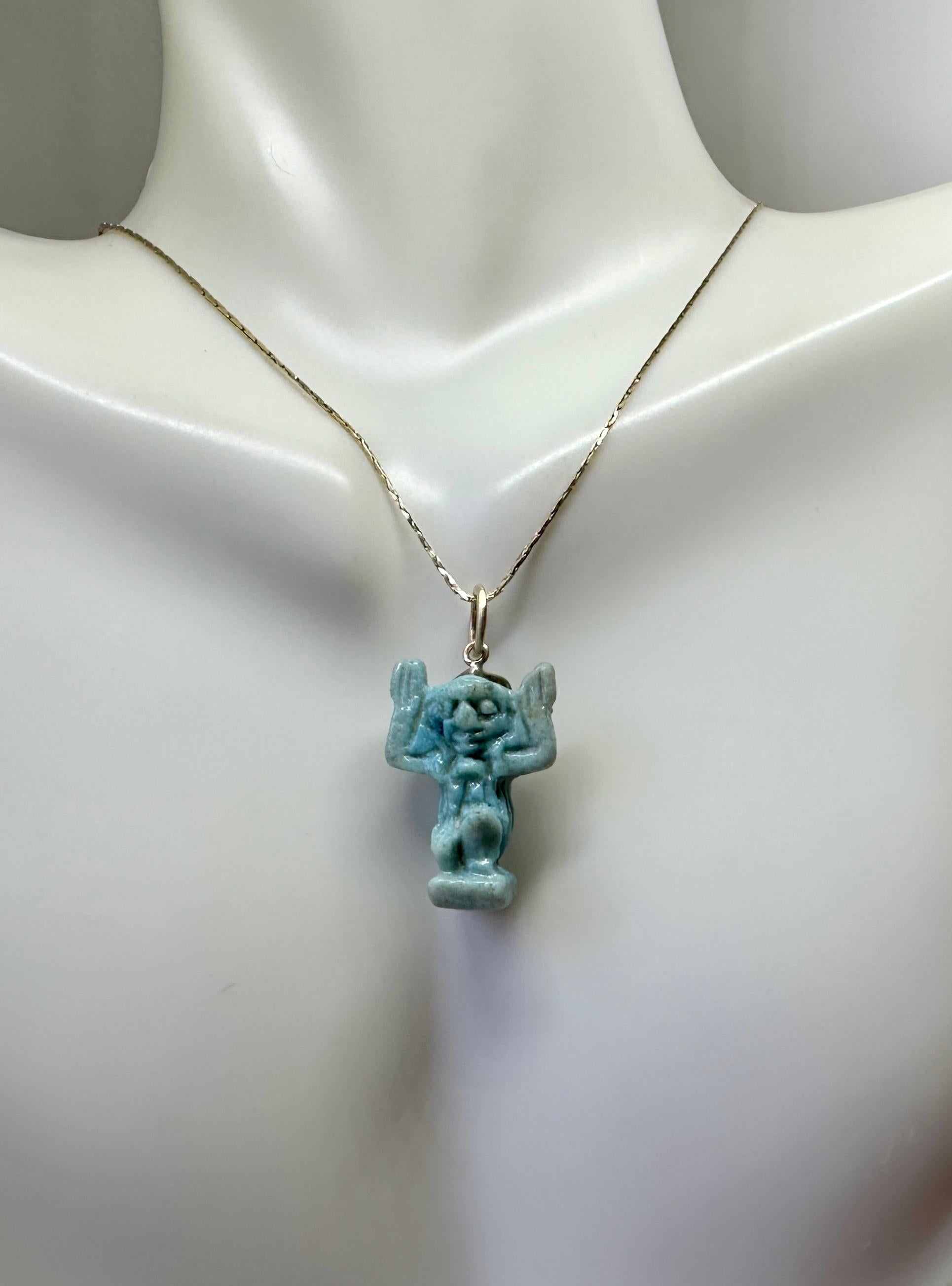 da uomo o donna Collana con ciondolo del Dio Shu di Faience dell'Antico Egitto 700-300 a.C. Oro 14K in vendita