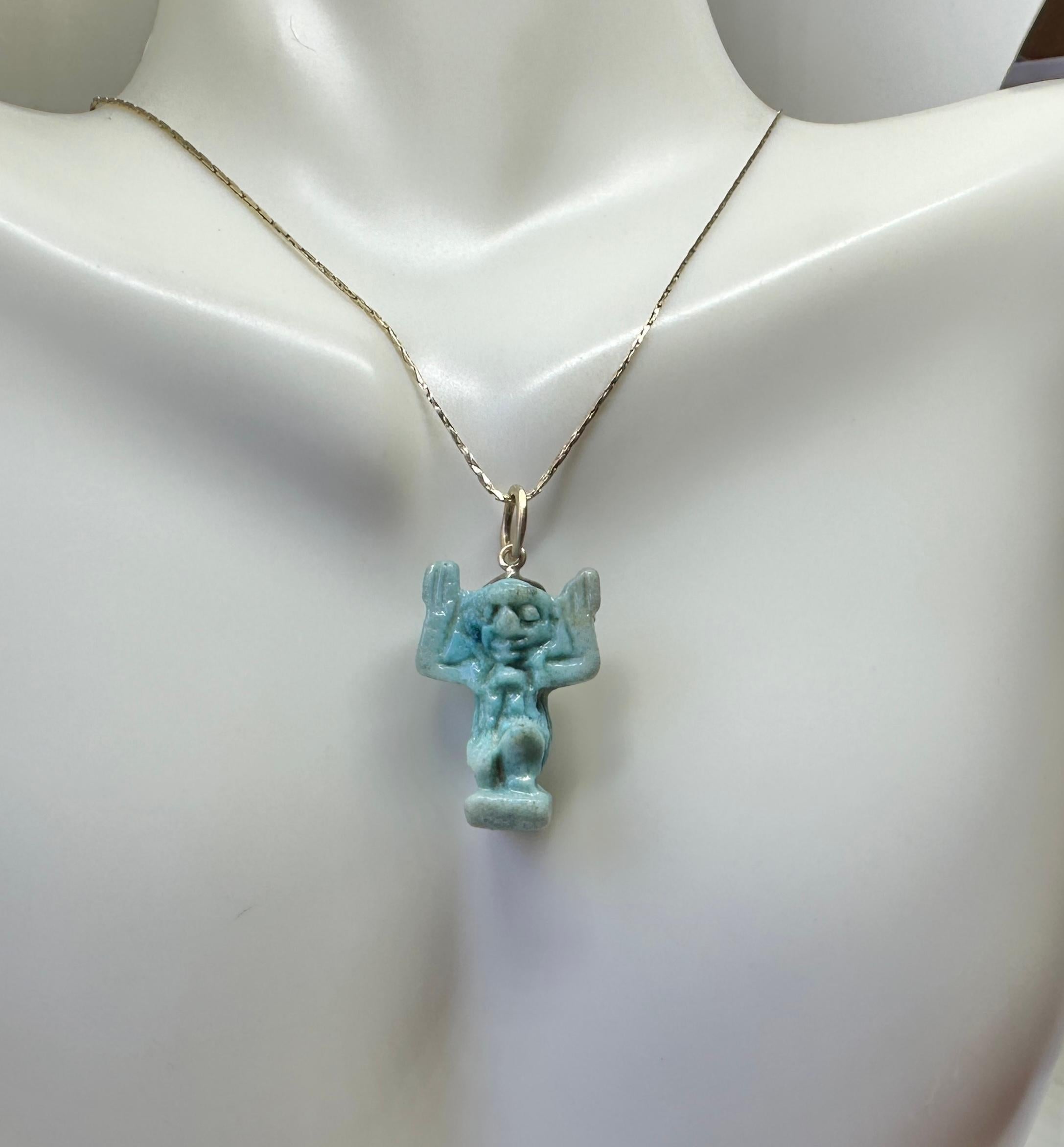 Collana con ciondolo del Dio Shu di Faience dell'Antico Egitto 700-300 a.C. Oro 14K in vendita 1