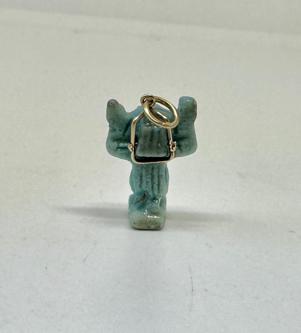 Collana con ciondolo del Dio Shu di Faience dell'Antico Egitto 700-300 a.C. Oro 14K in vendita 2