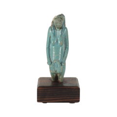 Antike ägyptische Fayence-Statuette der Göttin mit Krug aus Fayence