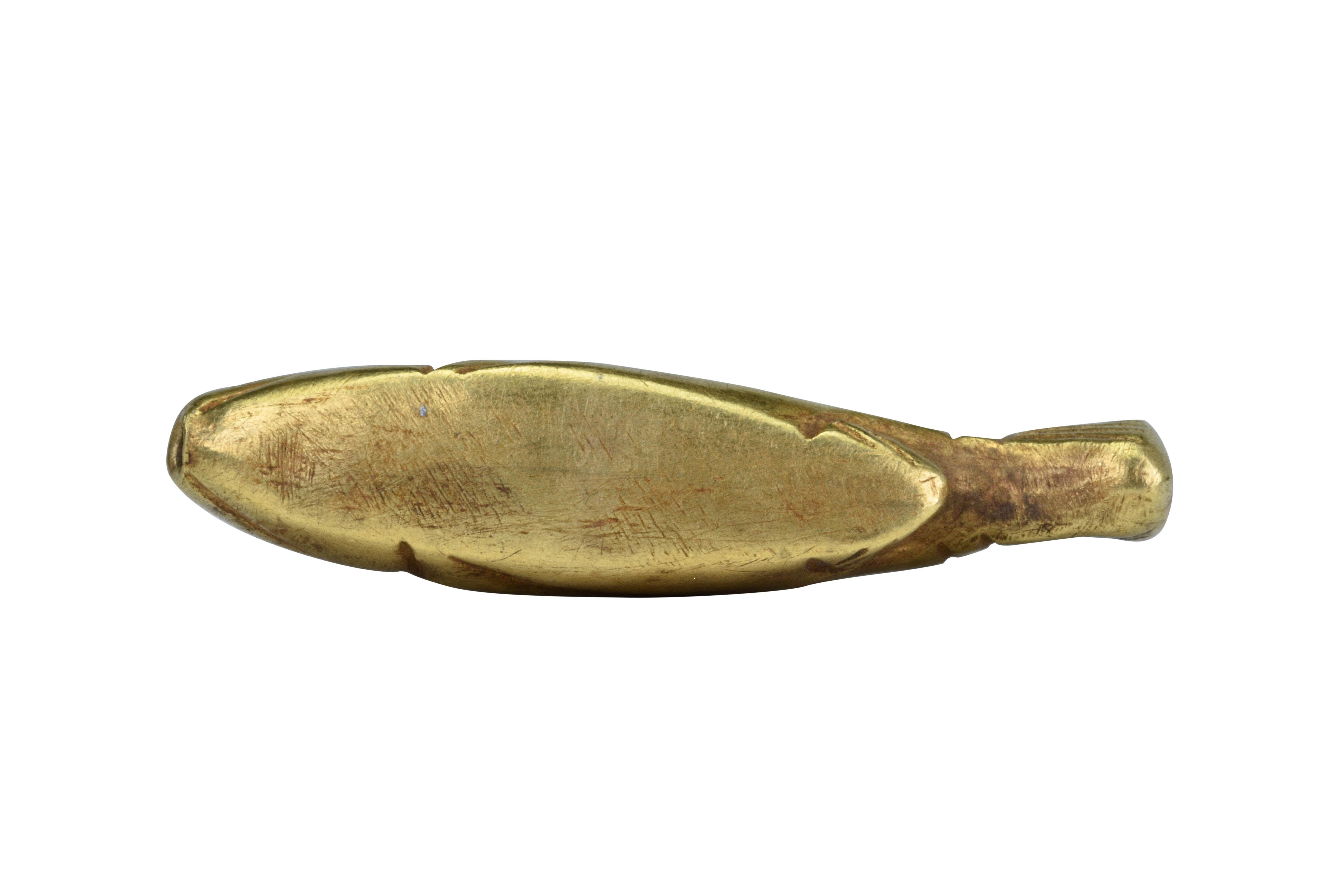 Altägyptischer Goldfisch-Anhänger

Ca. 1550-1077 V. CHR

Ein altägyptisches, goldenes Amulett aus dem Neuen Reich in Form eines häufig vorkommenden Nil-Tilapia-Fisches; beidseitig fein ausgearbeitet. Fischanhänger wurden als Schmuck getragen und ins