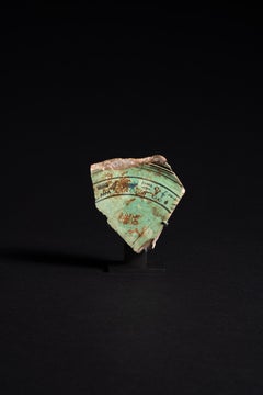 Antiguo fragmento egipcio de loza verde-azulada del "Cuenco del Traidor