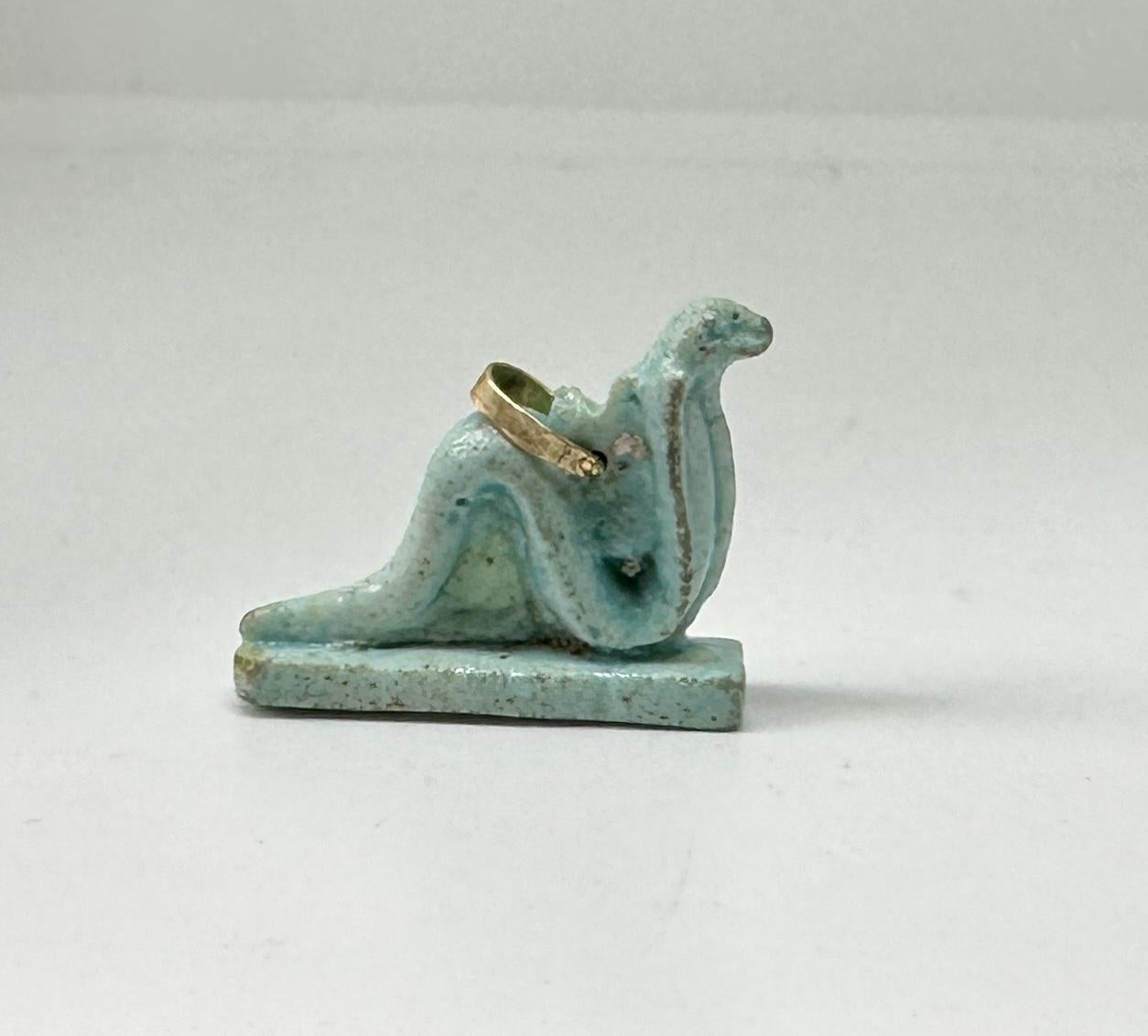 Cette rare amulette Uraeus Cobra Serpent en faïence de l'Égypte ancienne, fabriquée entre 600 et 300 avant J.-C., est un chef-d'œuvre miniature. Le cobra est réalisé en fine faïence verte.  En archéologie, la faïence est utilisée pour décrire une