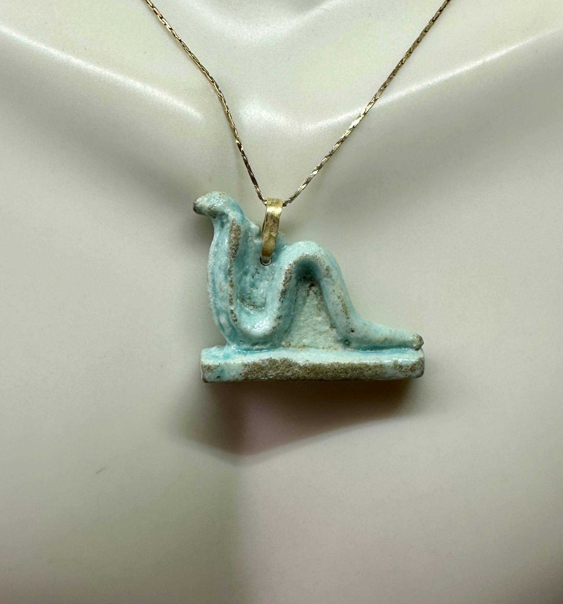 Néo-égyptien Ancienne Égypte Faience verte Cobra Serpent Uraeus Amulette 600-300 BC 14K en vente