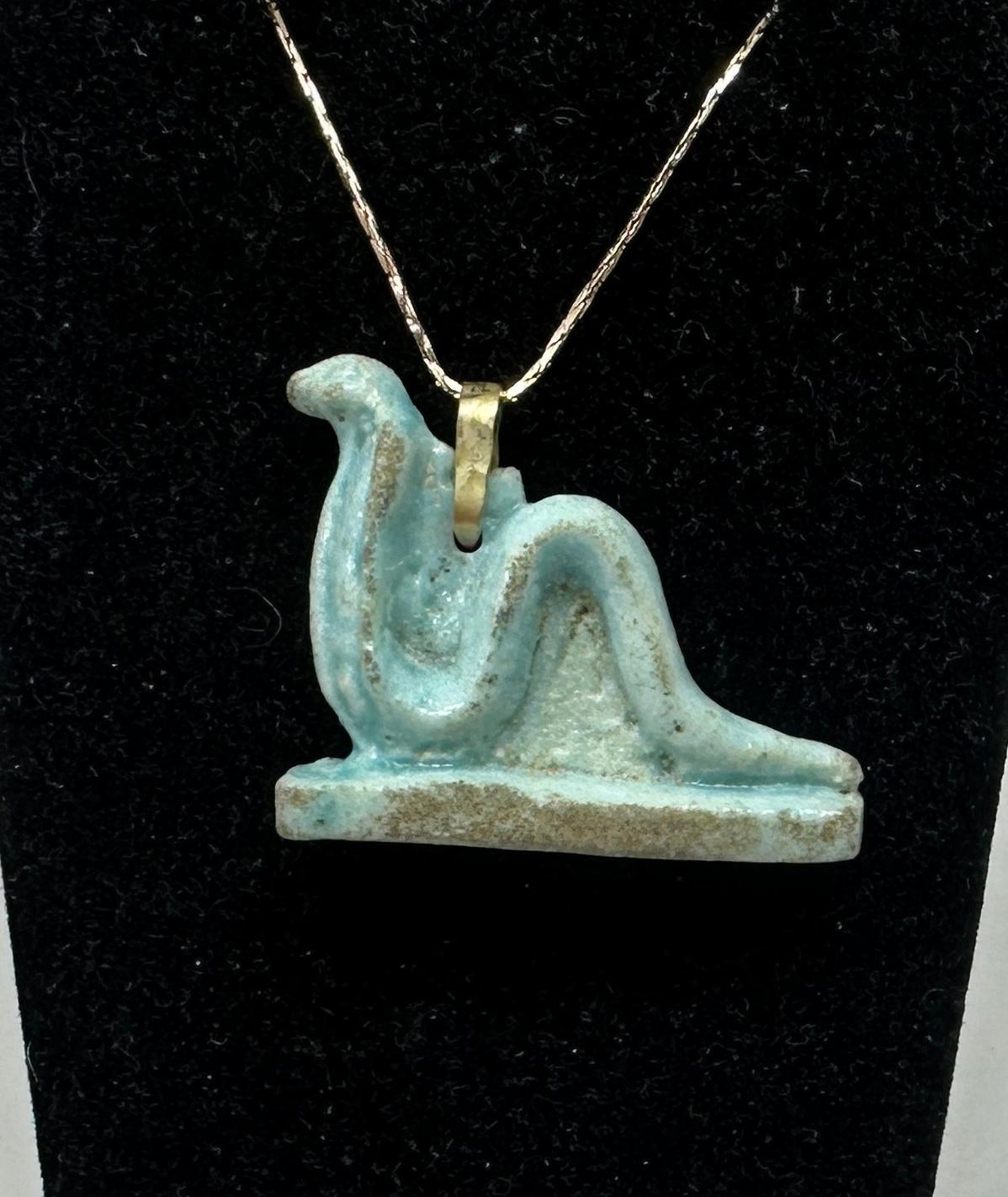 Ancienne Égypte Faience verte Cobra Serpent Uraeus Amulette 600-300 BC 14K Excellent état - En vente à New York, NY