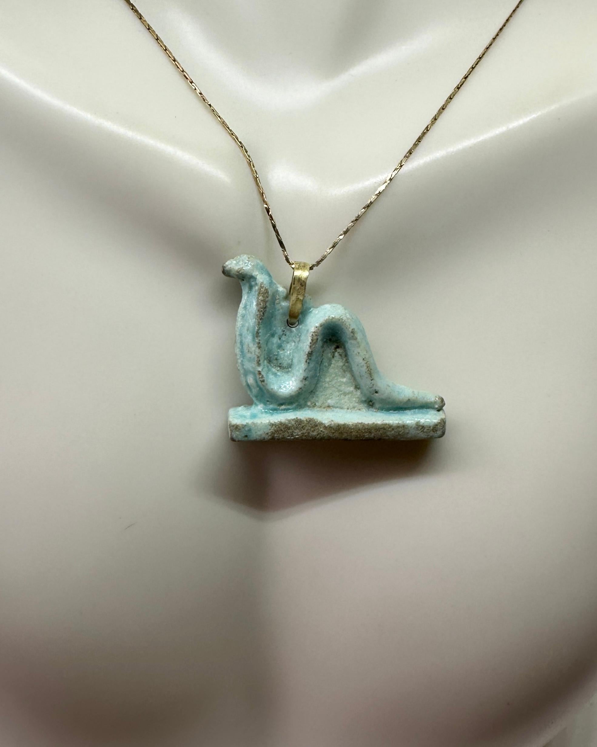Ancienne Égypte Faience verte Cobra Serpent Uraeus Amulette 600-300 BC 14K en vente 1